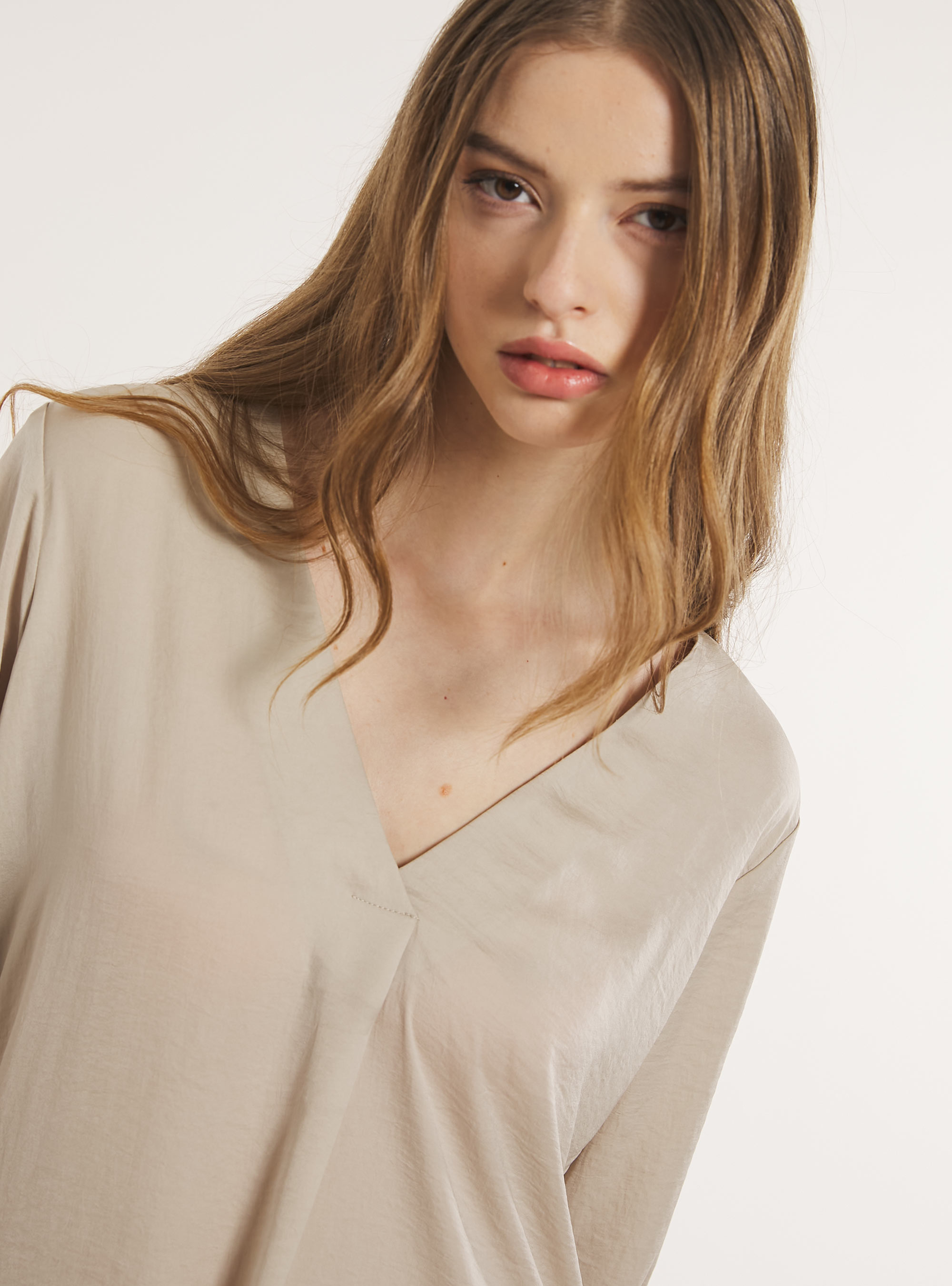 Blusa con scollatura in tinta unita, BG3 BEIGE LIGHT