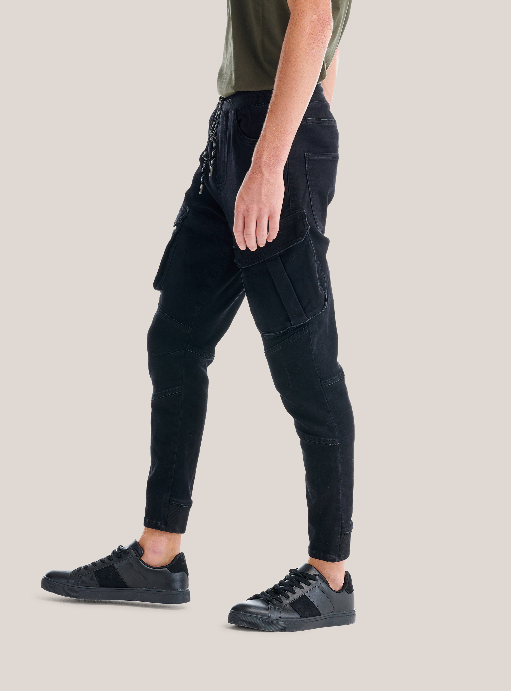 Jogger con coulisse y bolsillos, NEGRO