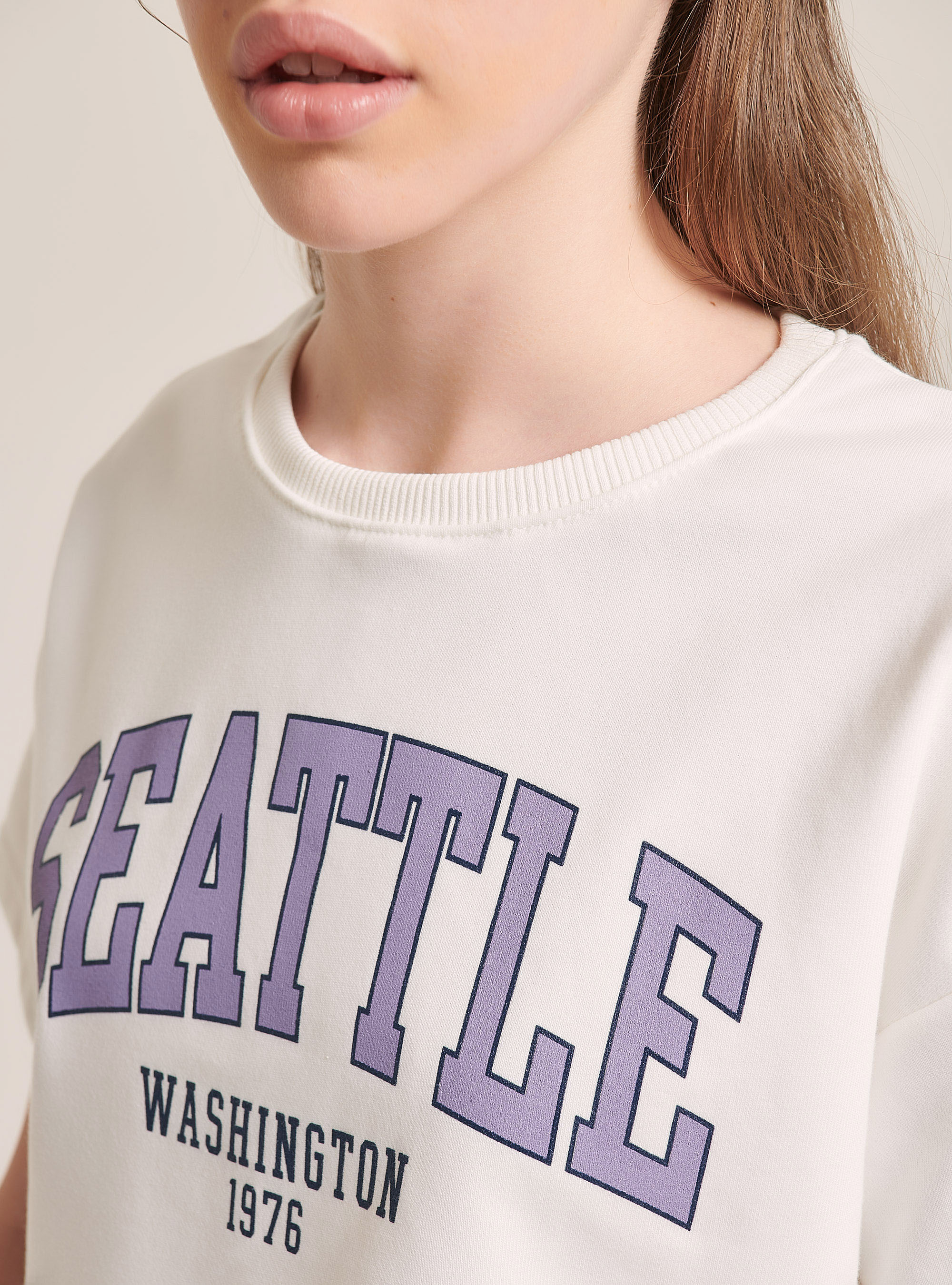 Short-sleeved college crop sweatshirt with lettering print, C0020 OFF WHITE