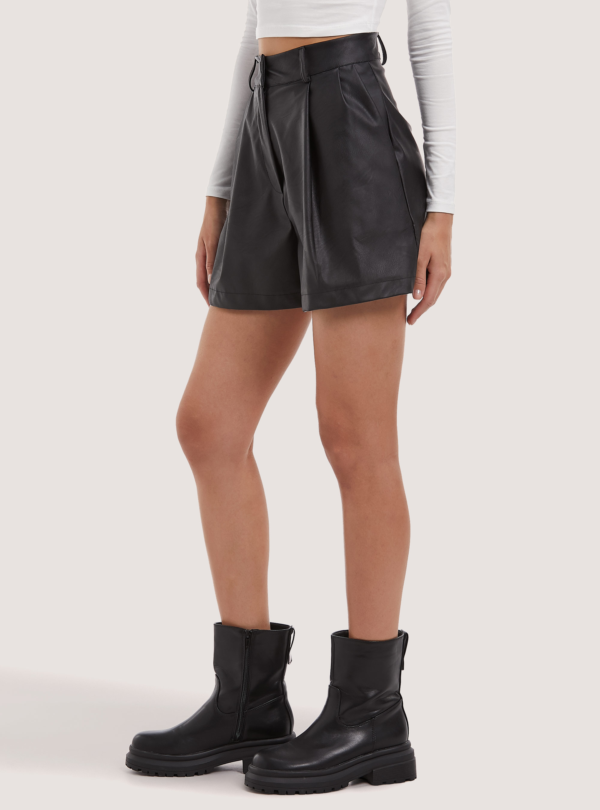 Pantalones cortos de efecto cuero con pliegues