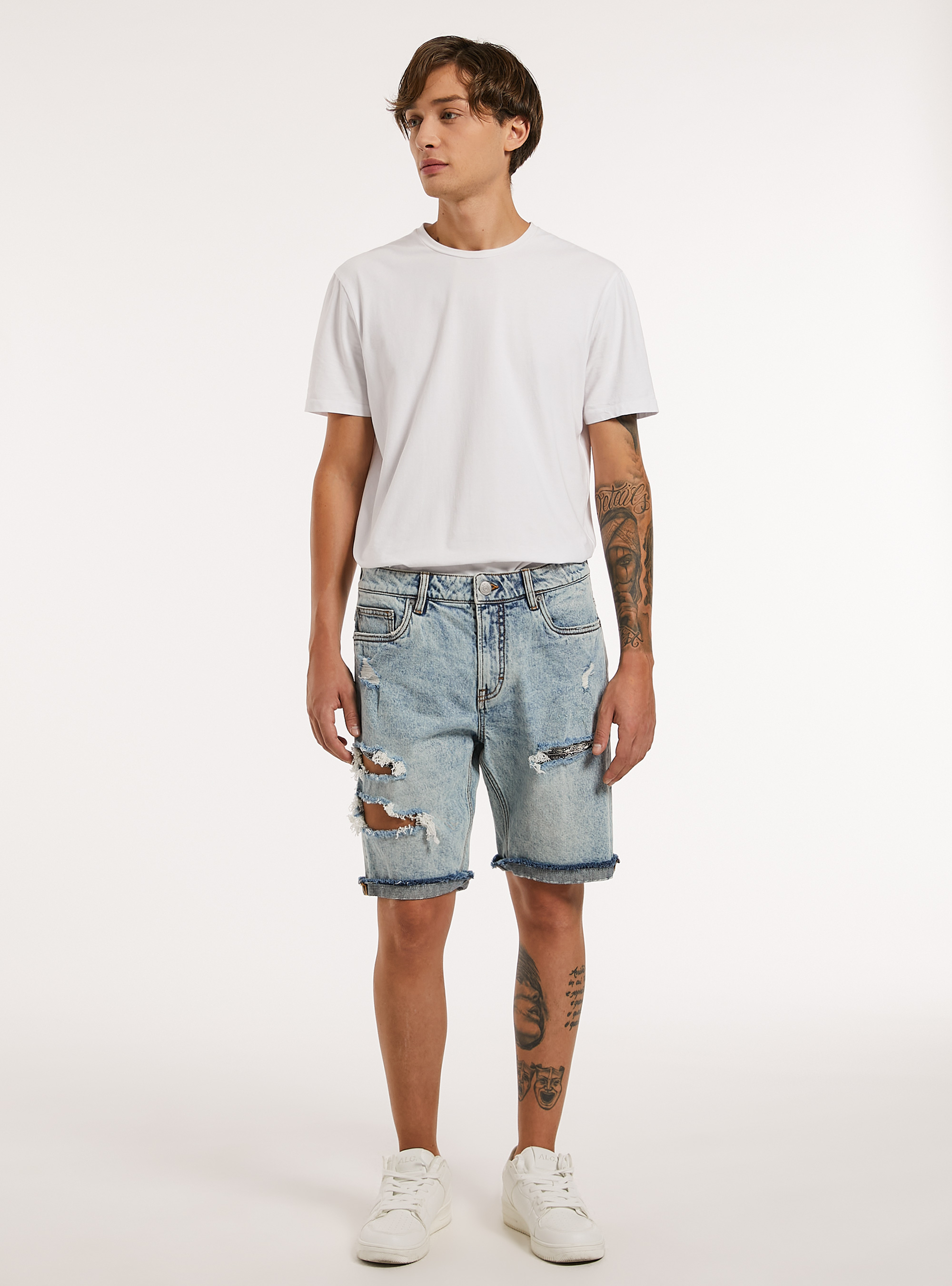Bermudas slim fit en denim elástico con rotos, D004 MEDIUM LIGHT BLUE