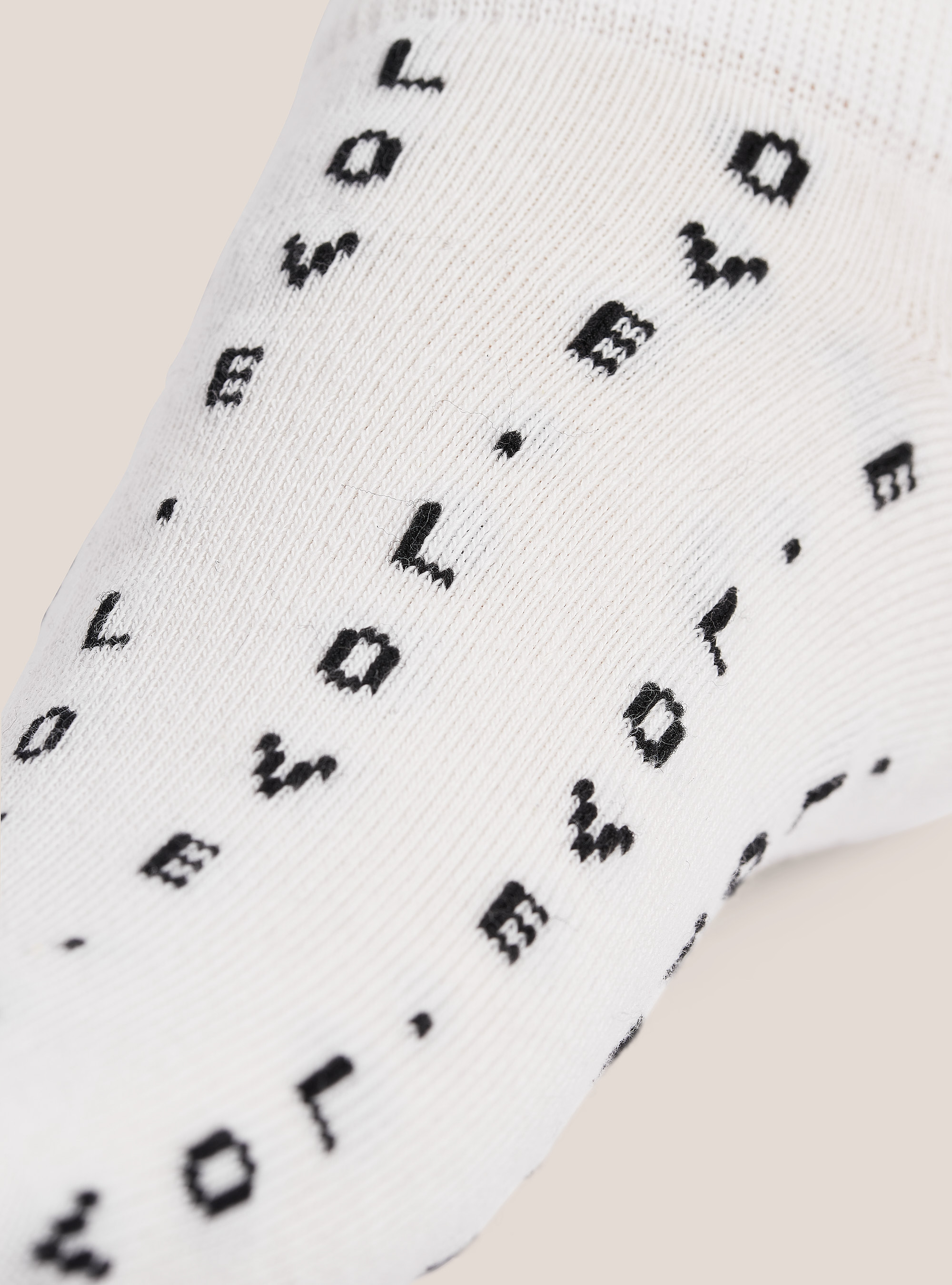 Set of 4 pairs of socks with embroidery, LOVE