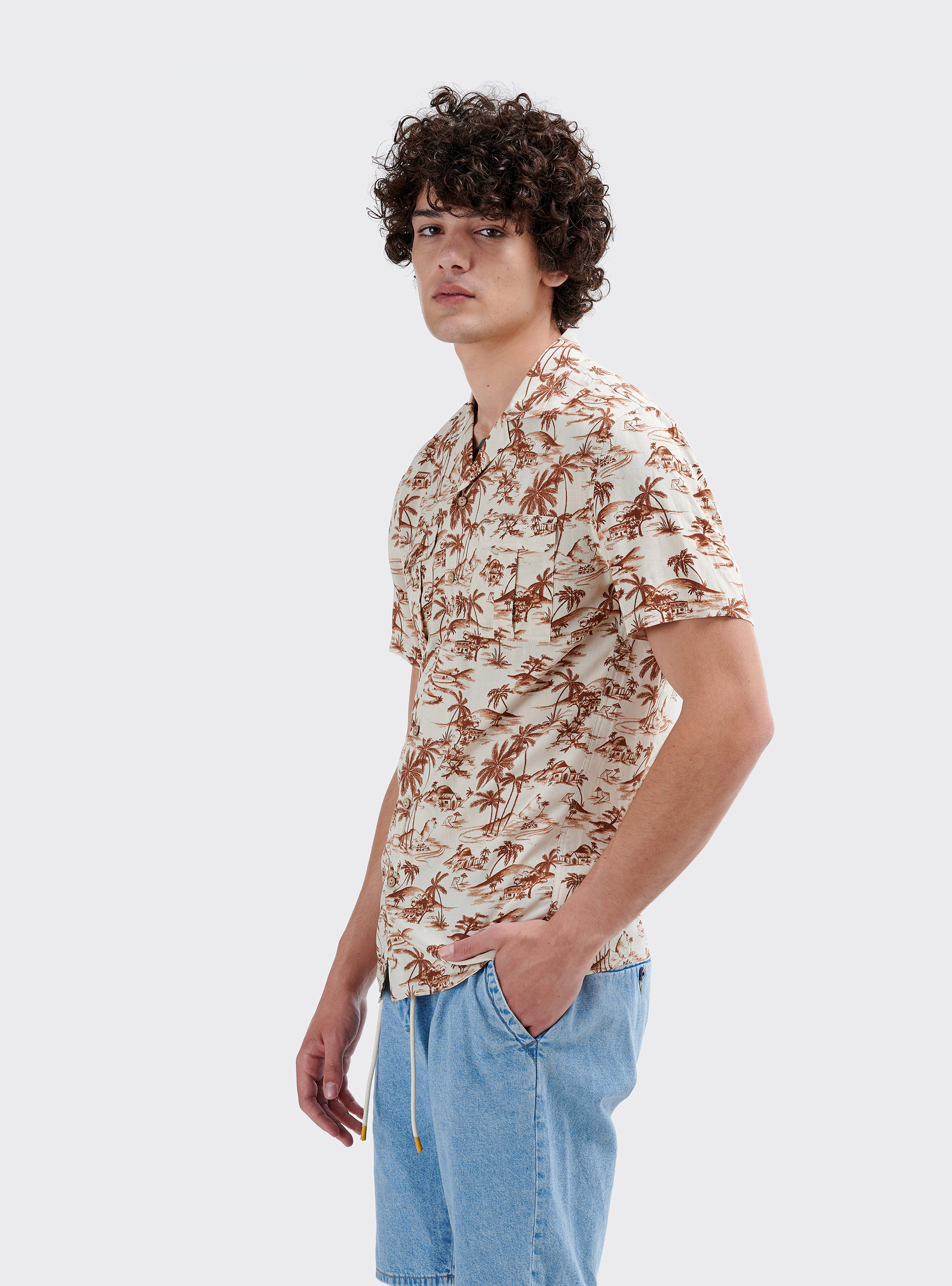 Camicia con stampa palme e due tasche, BEIGE/CAMMELLO