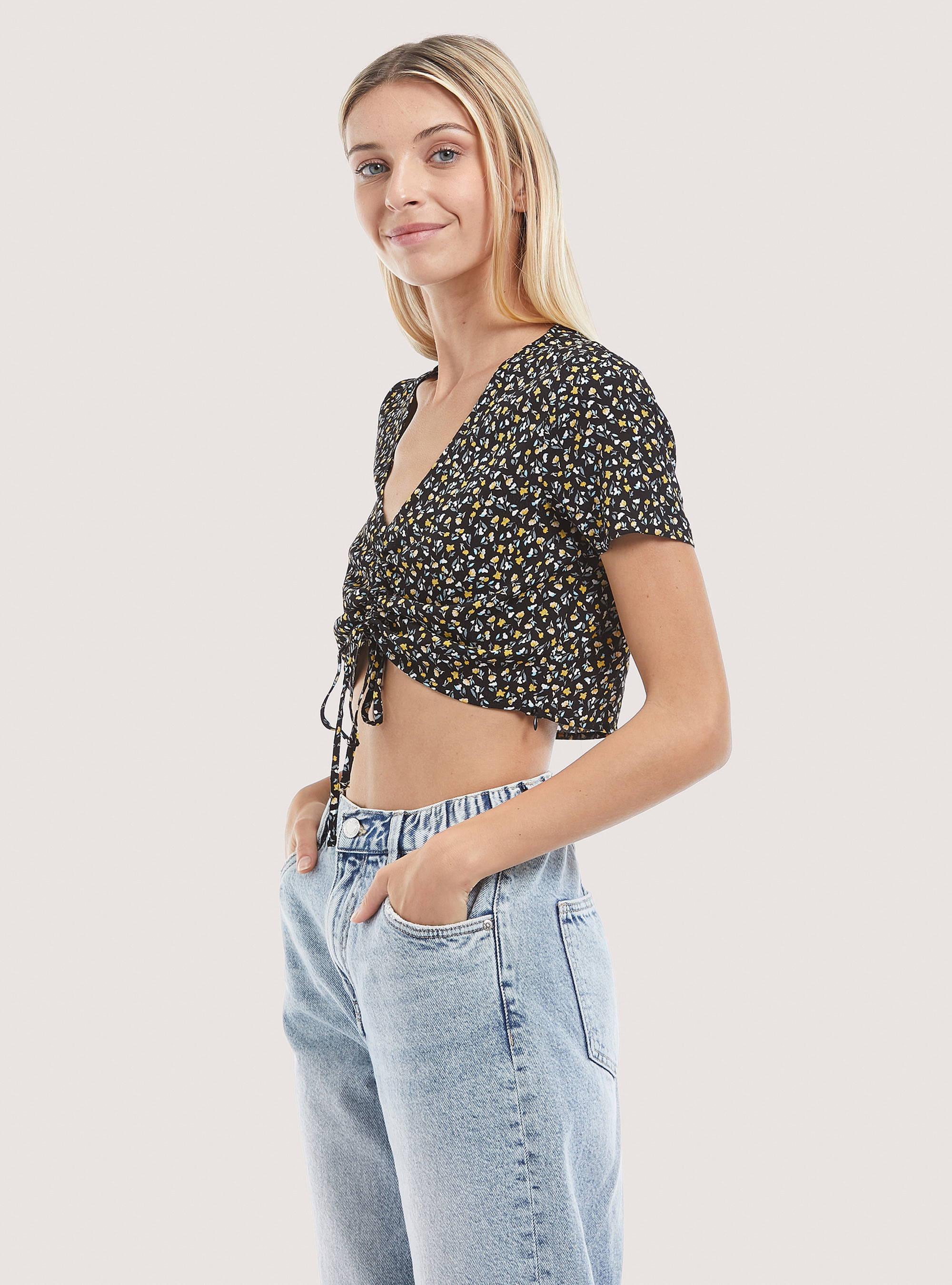 Gathered floral cropped blouse, BLACK