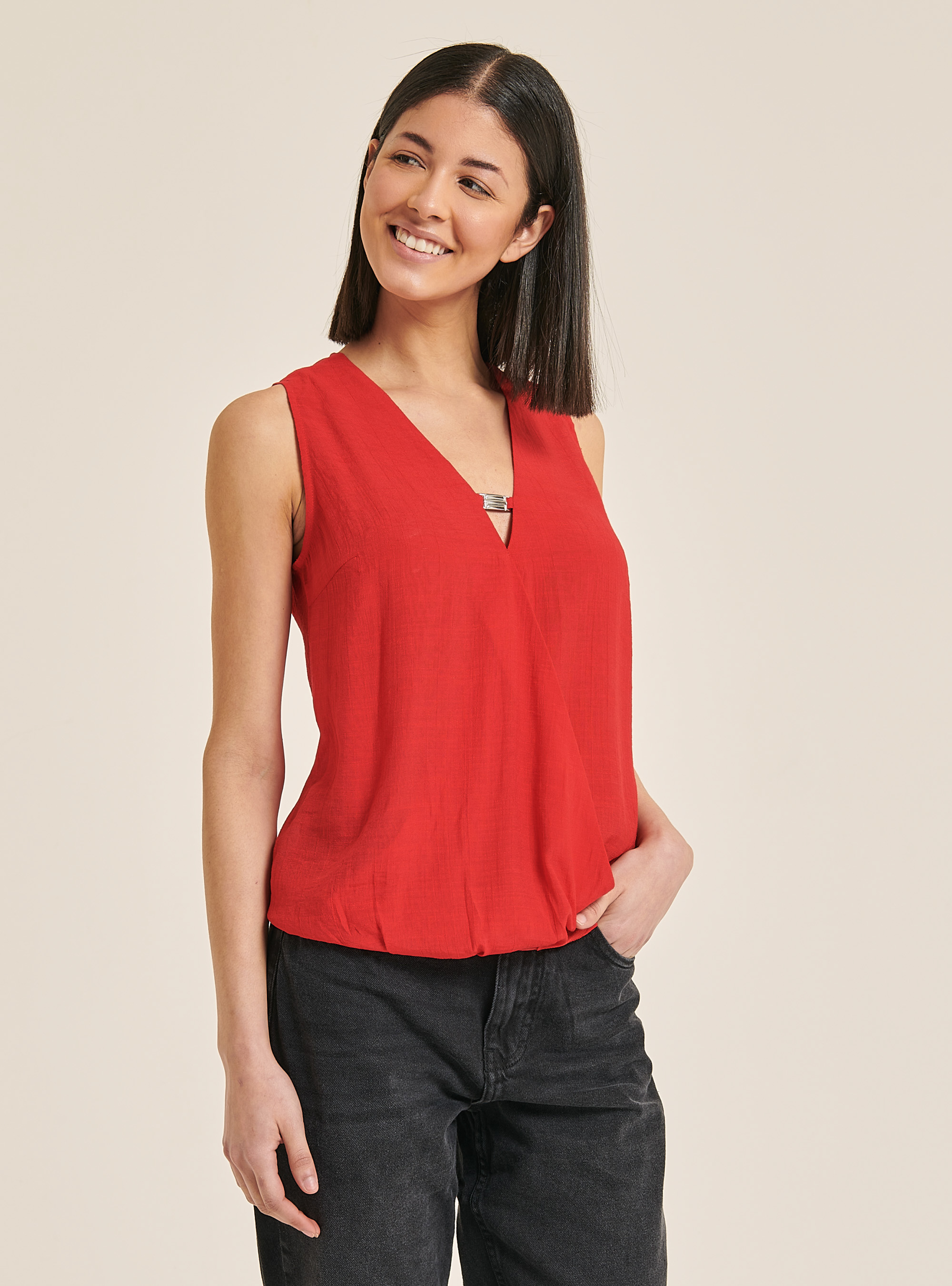 Chemisier basique avec d&eacute;tail sur le d&eacute;collet&eacute;, C4490 RED
