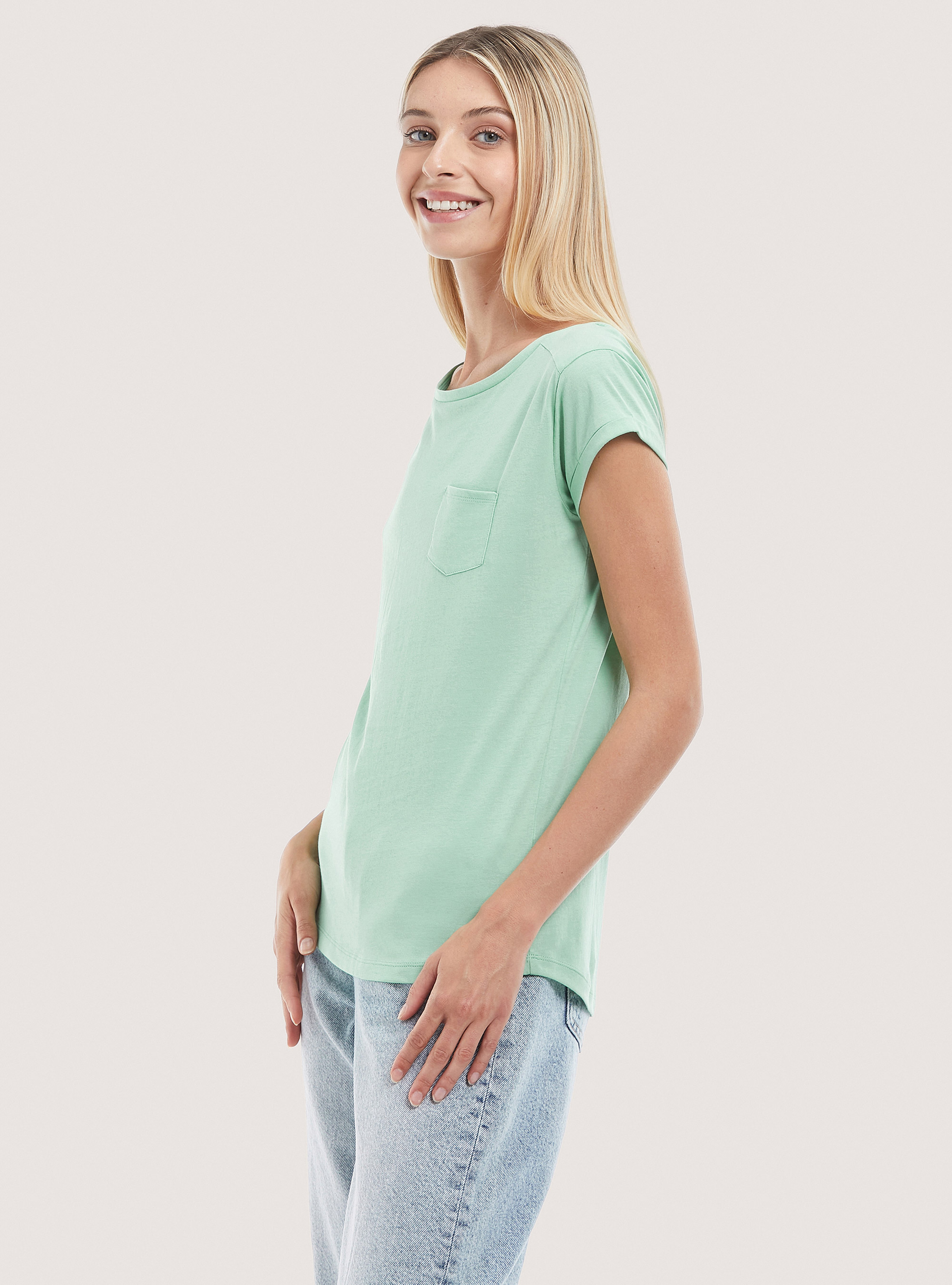 Basic cotton T-shirt with breast pocket, C6704 GREEN