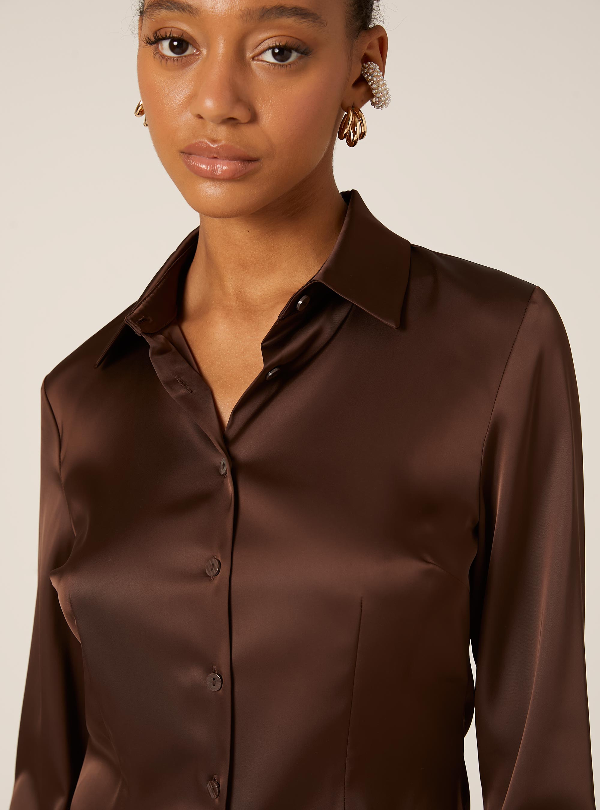 Camisa ajustada satinada, BR2 BROWN MEDIUM