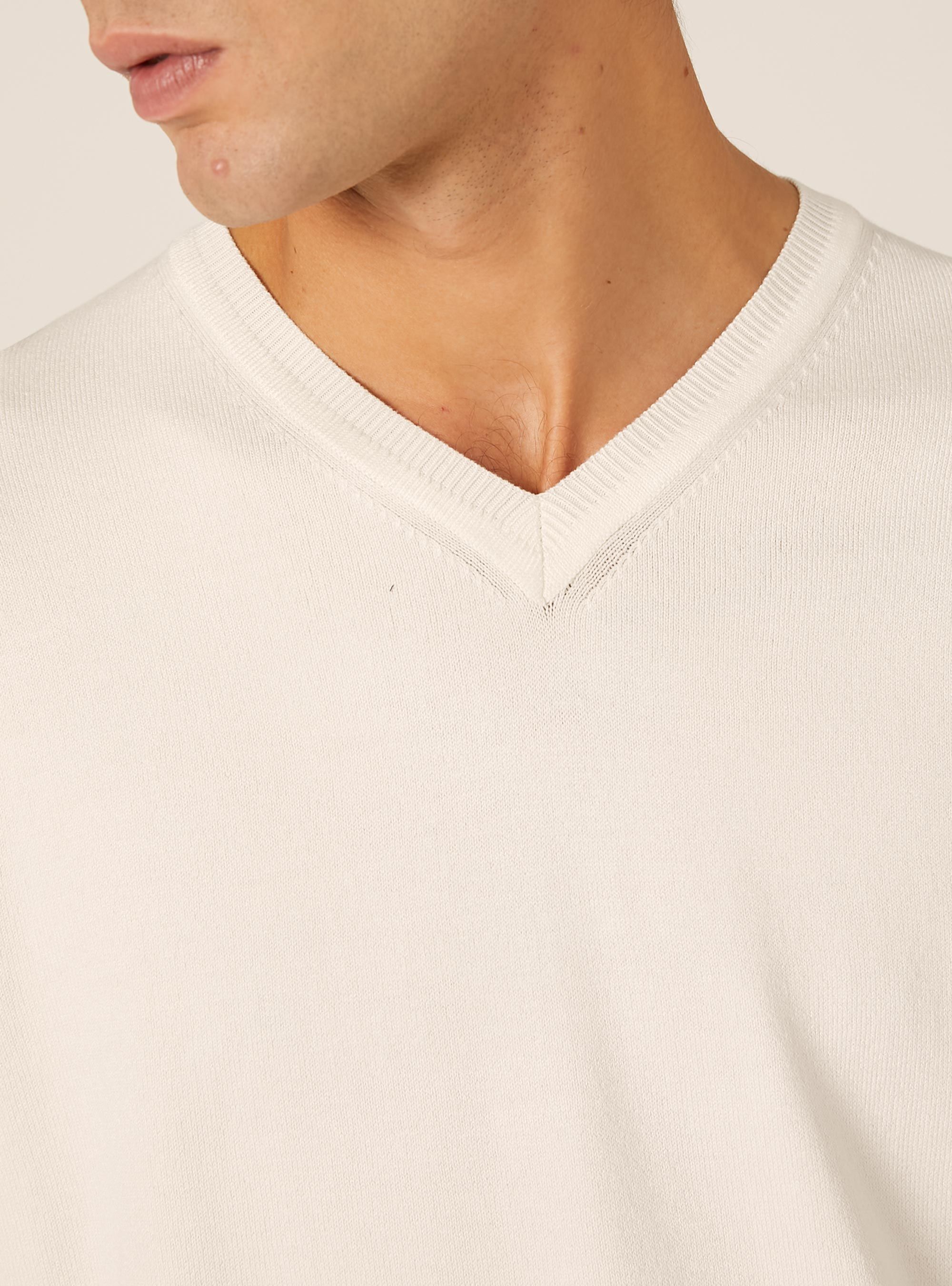 Jersey con cuello en V de viscosa Ecovero, WH2 WHITE