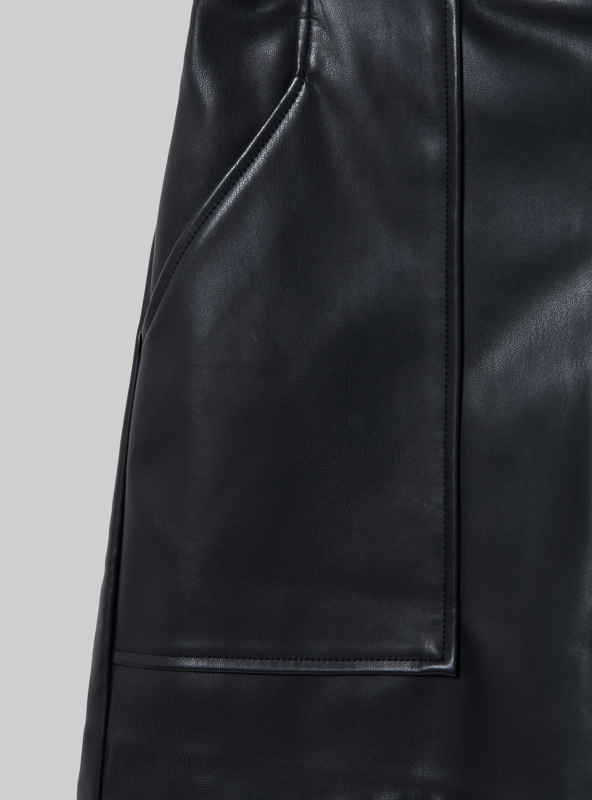 Short &agrave; effet cuir avec grandes poches, BK1 BLACK