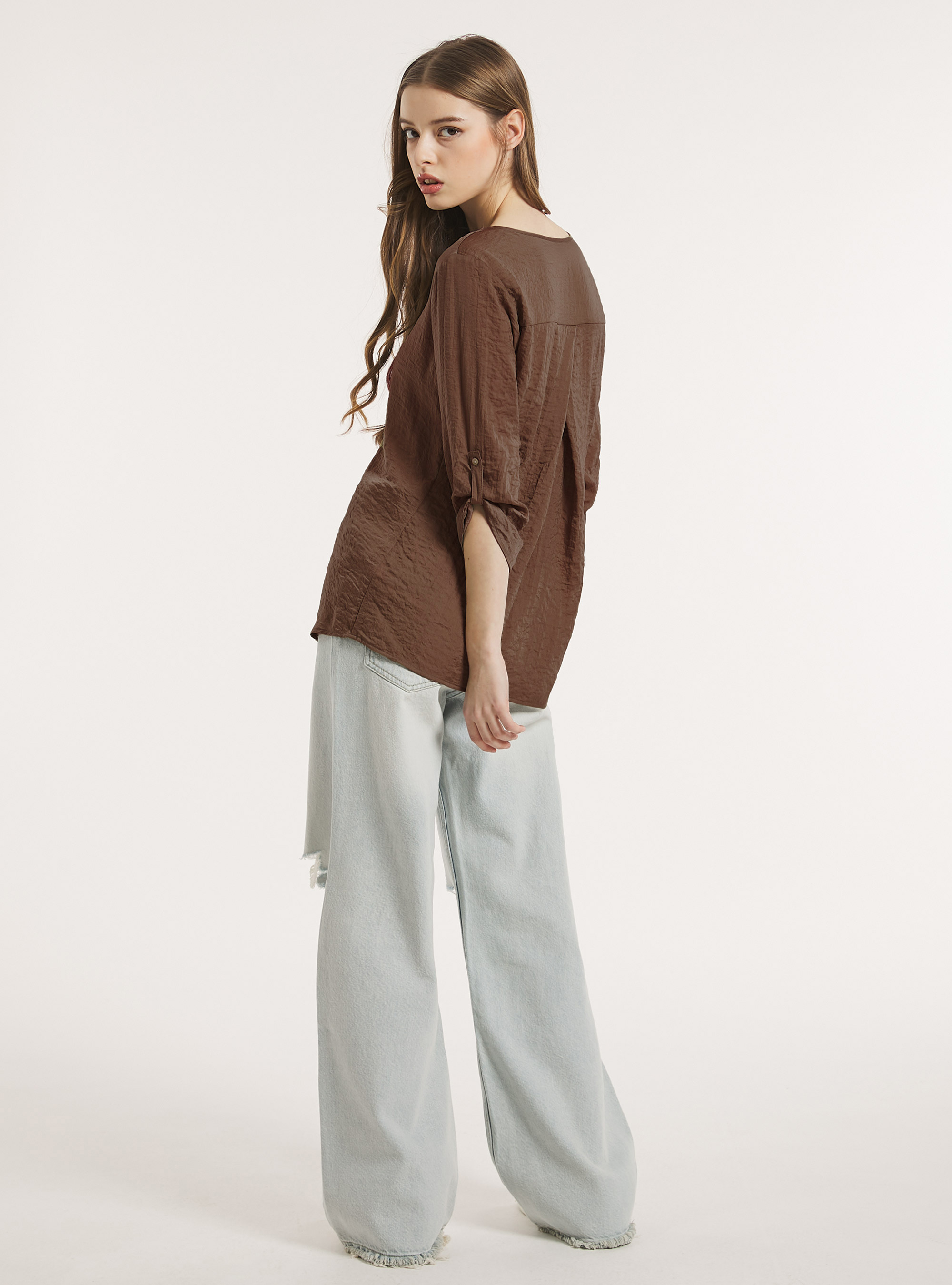 Blusa con scollo a v in satin, BR2 BROWN MEDIUM