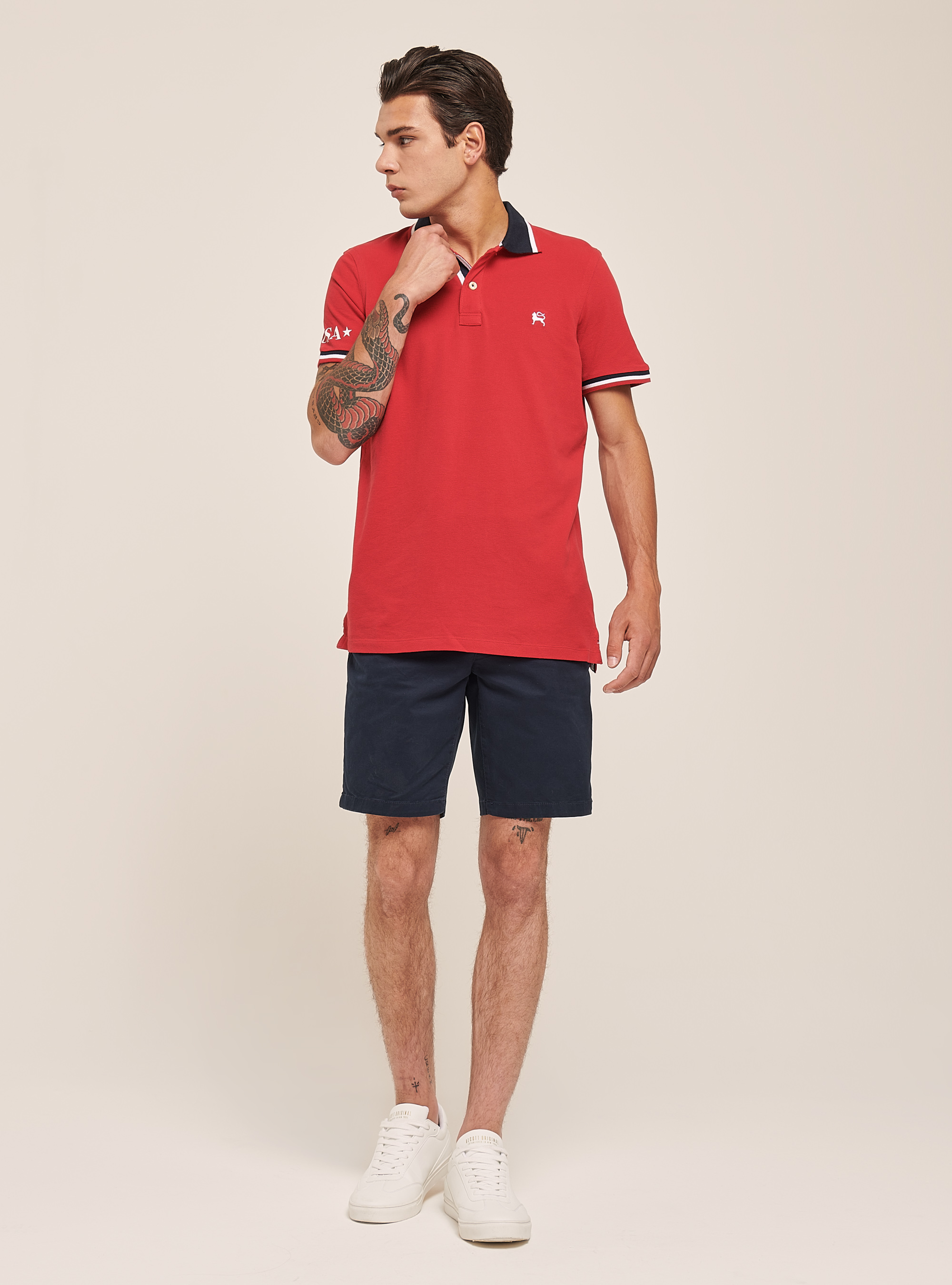 Cotton polo shirt with contrasting details on collar and sleeve, RED