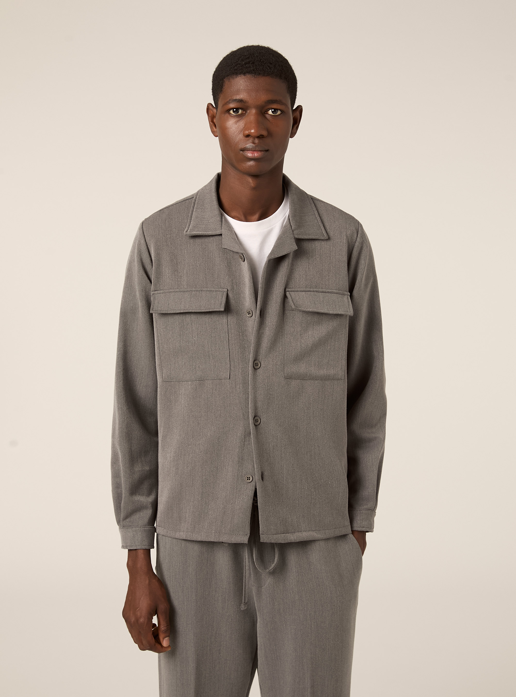 Camicia basic con tasconi, MGY1 GREY MEL DARK