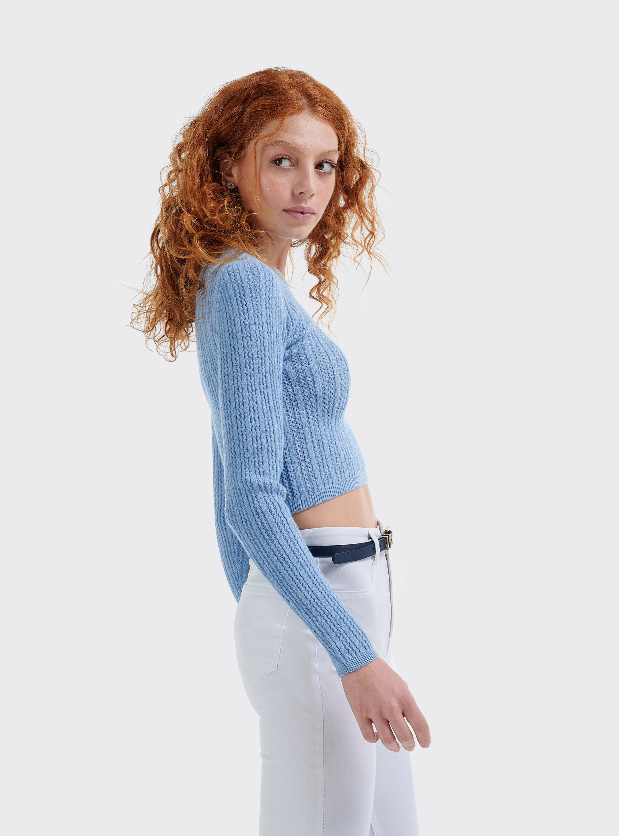 Pullover cropped con lavorazione a trecce piccole e stretch fit, C1188 AZURRE