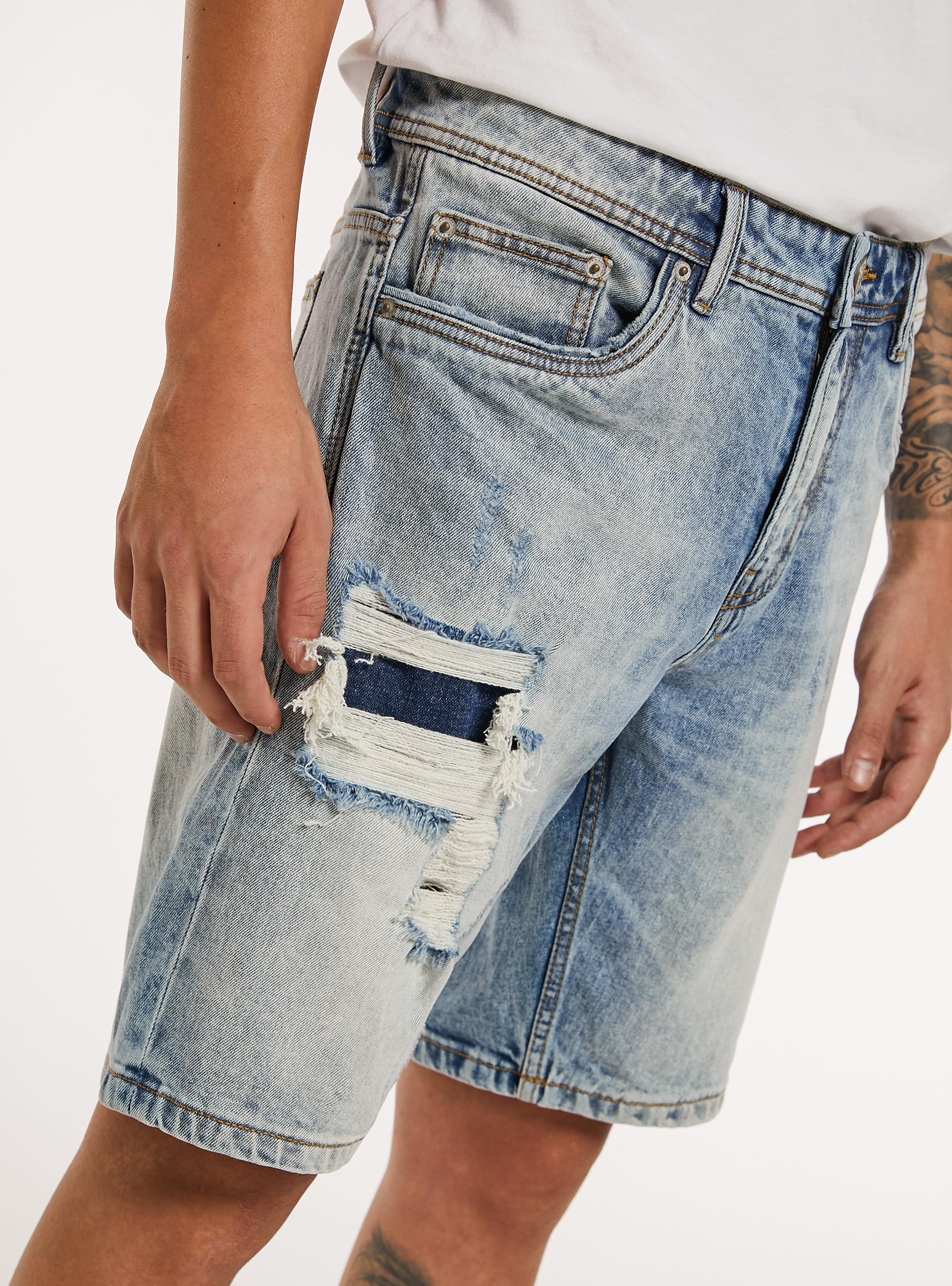 Bermuda en denim stretch &agrave; coupe &eacute;troite avec d&eacute;chirures, D005 LIGHT BLUE