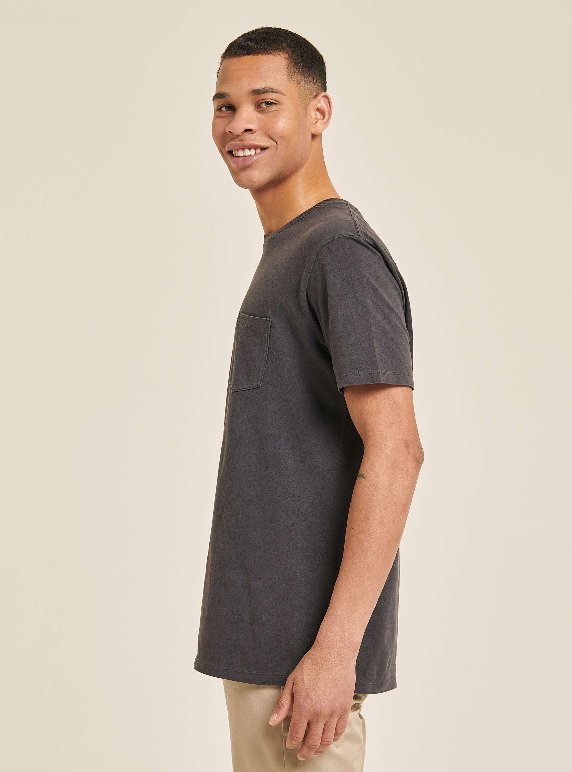 T-shirt &agrave; col ras du cou avec poche en coton, C1111 BLACK