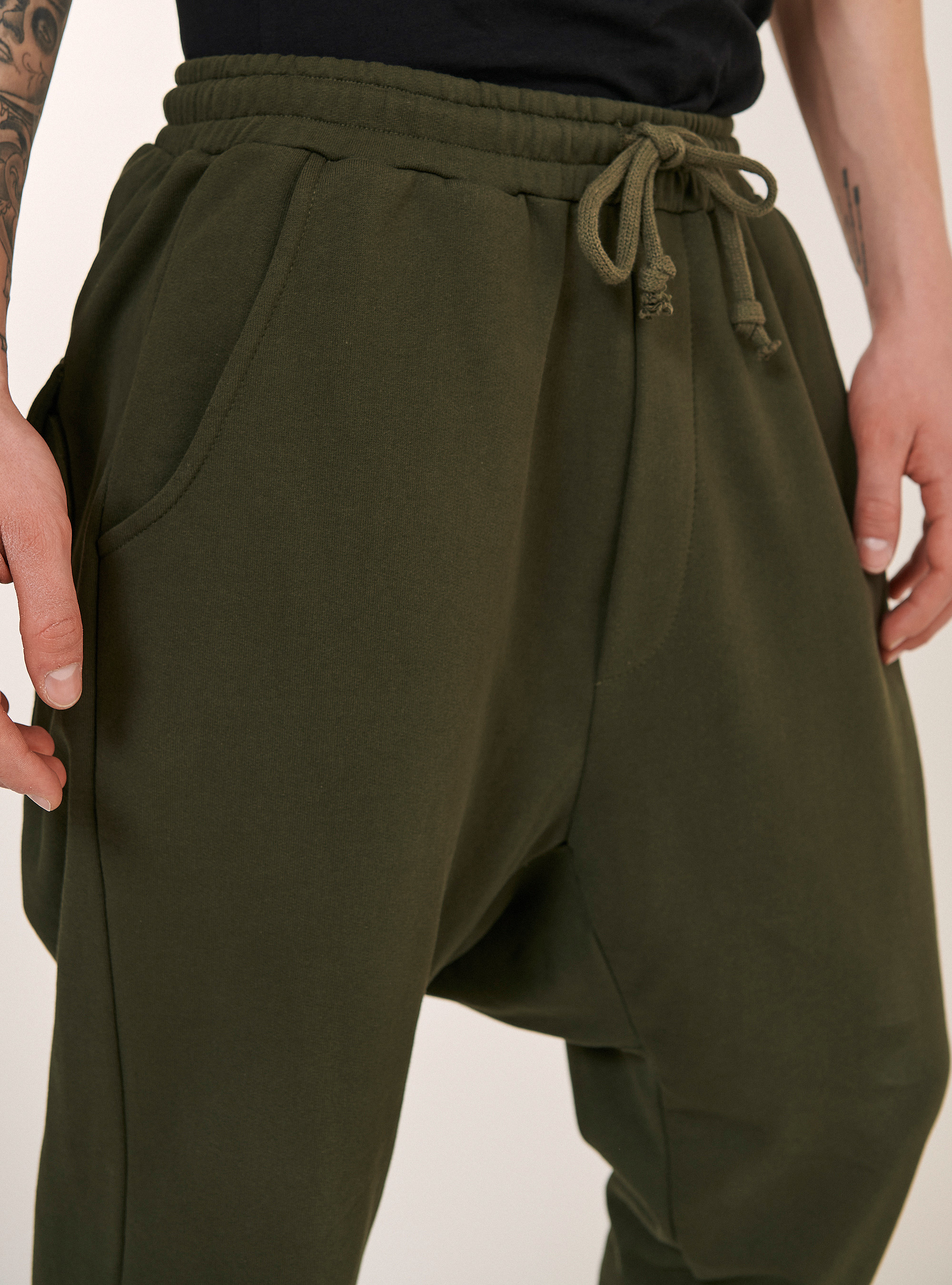 Basic-Jogger aus Plüsch mit tiefem Schritt, C5587 KAKY