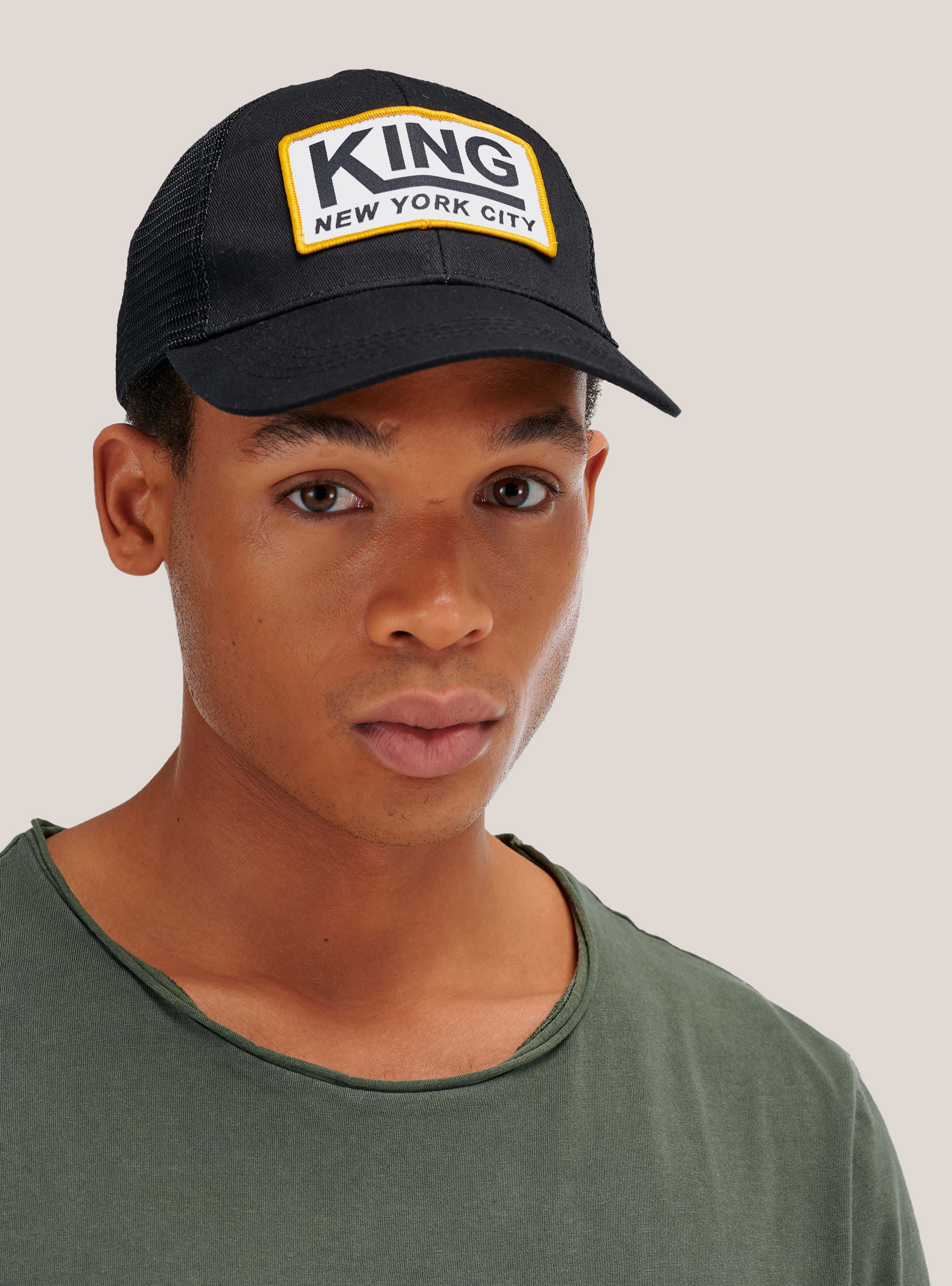 Cappello con visiera e con ricamo, BLACK