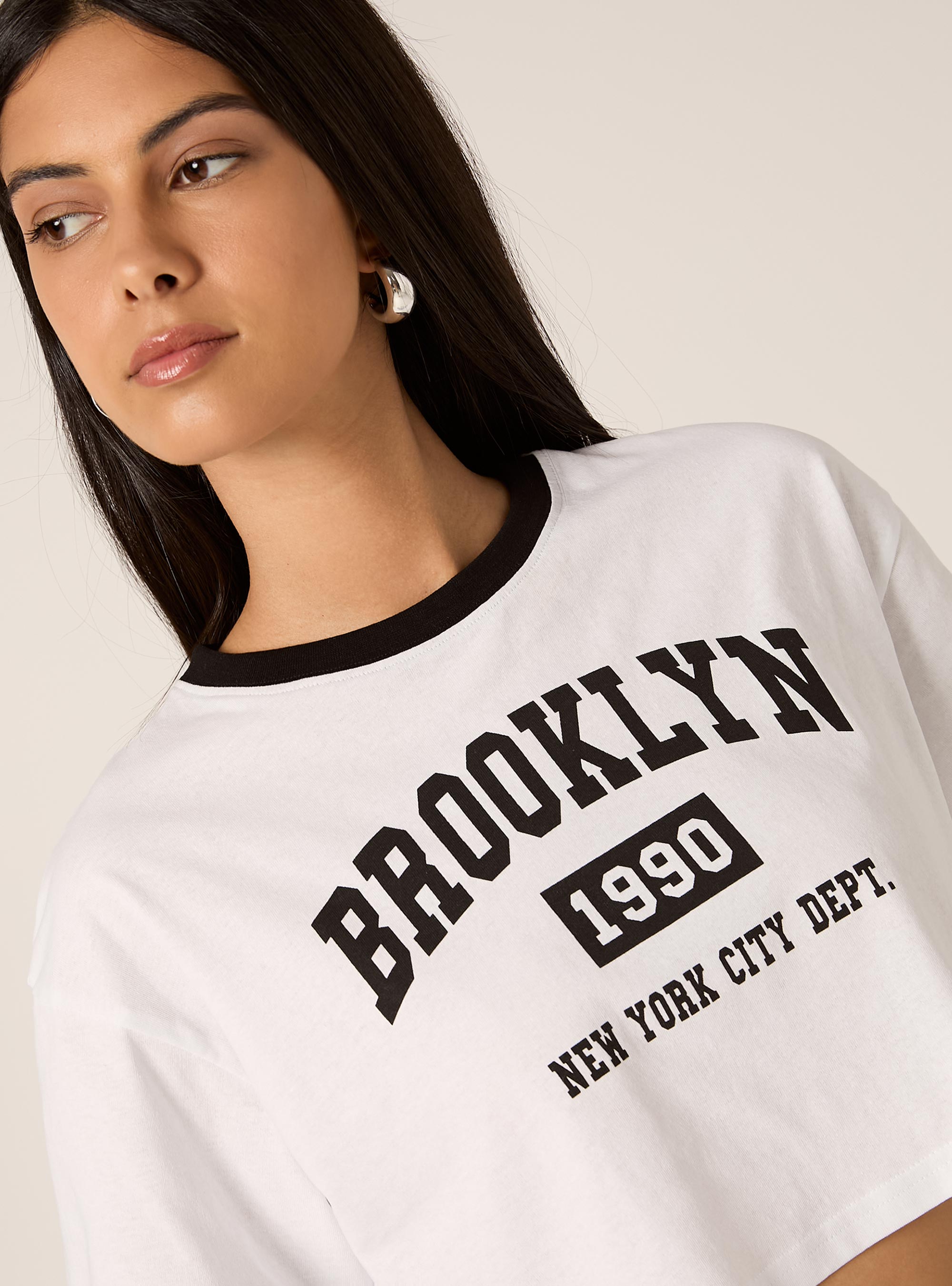 Cropped-T-Shirt mit College-Print, WH3 WHITE