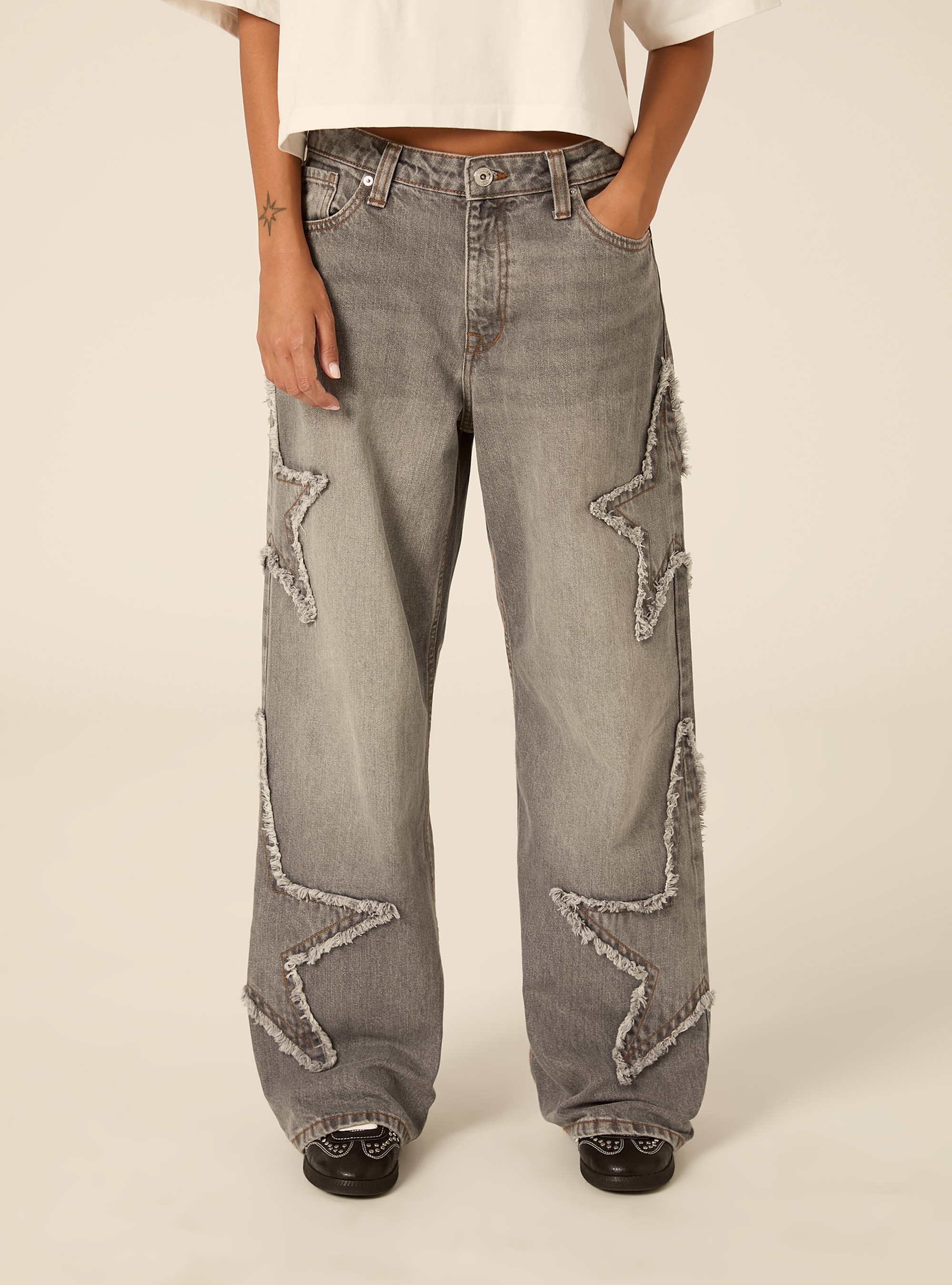 Vaqueros baggy con parches de estrella deshilachados, D00G GREY