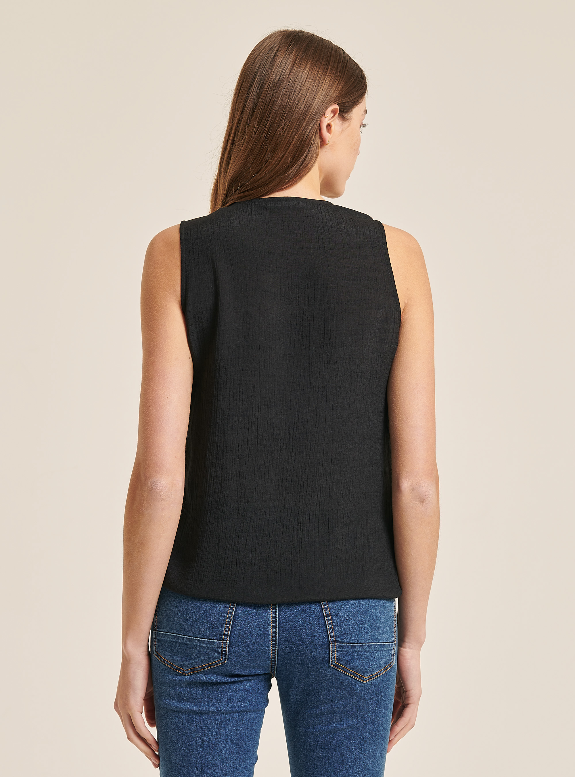Blusa b&aacute;sica con detalle de escote, NEGRO