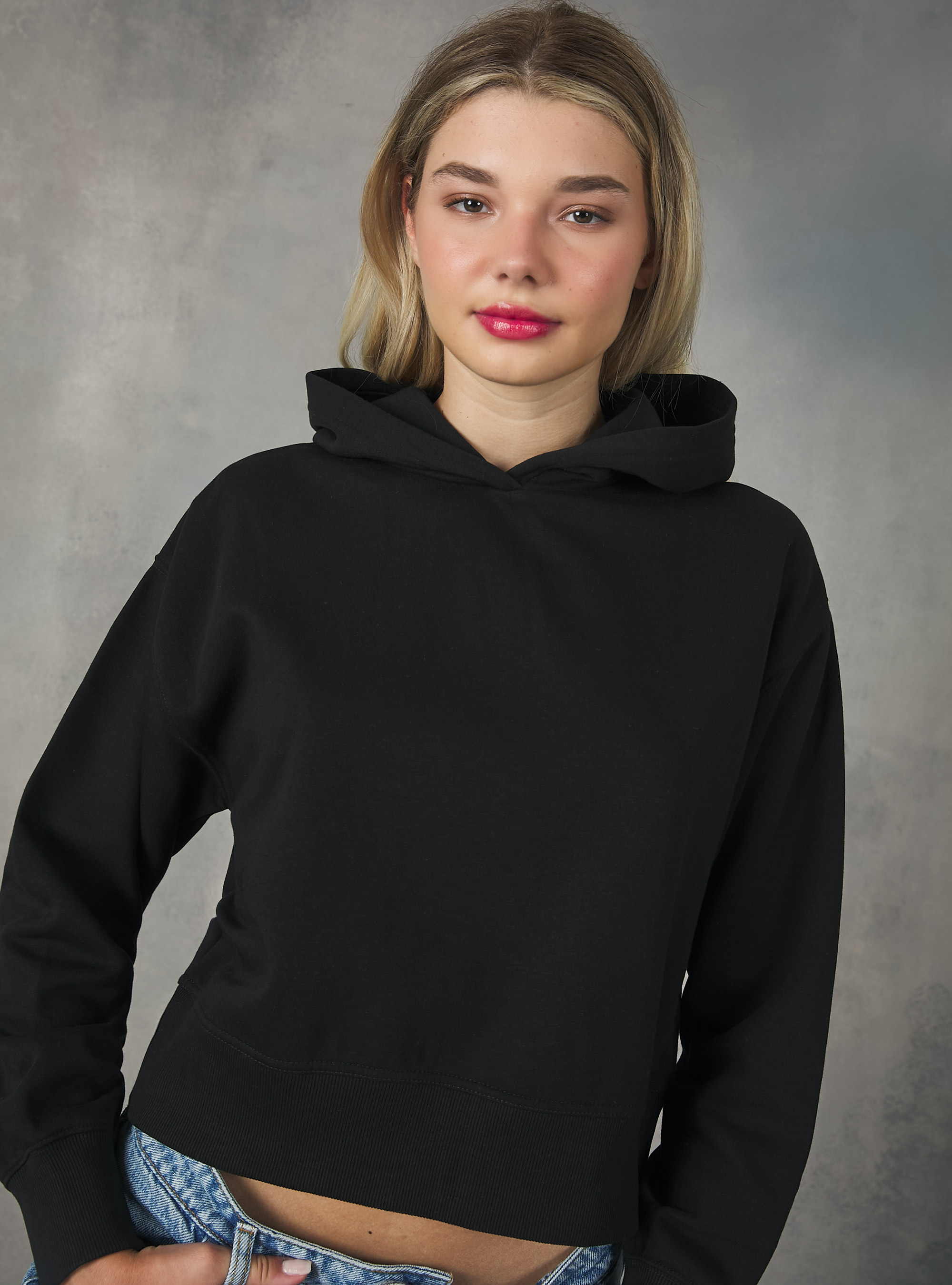 Cropped sweatshirt with comfort fit hood, BK1 BLACK