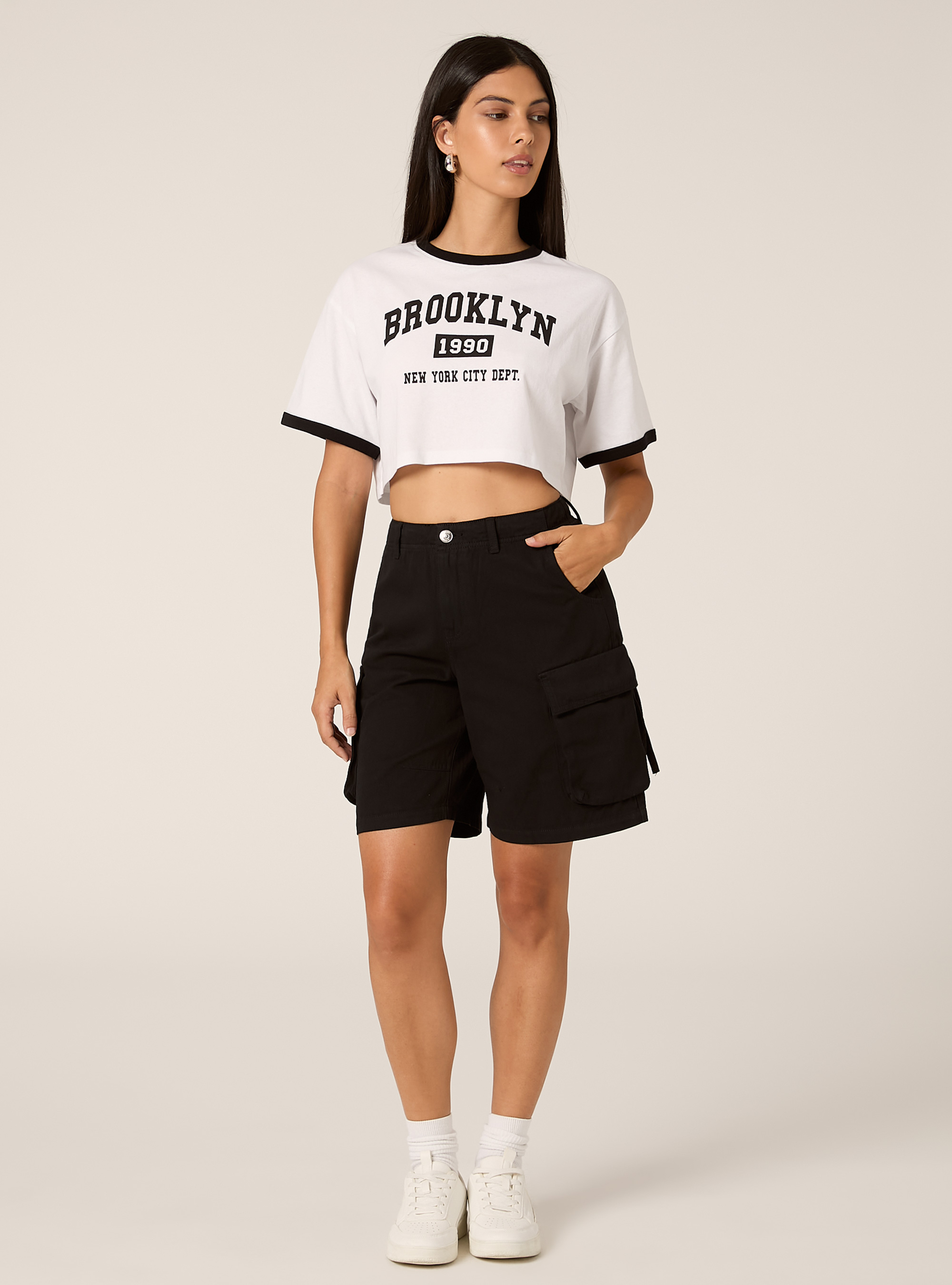 Cropped-T-Shirt mit College-Print, WH3 WHITE