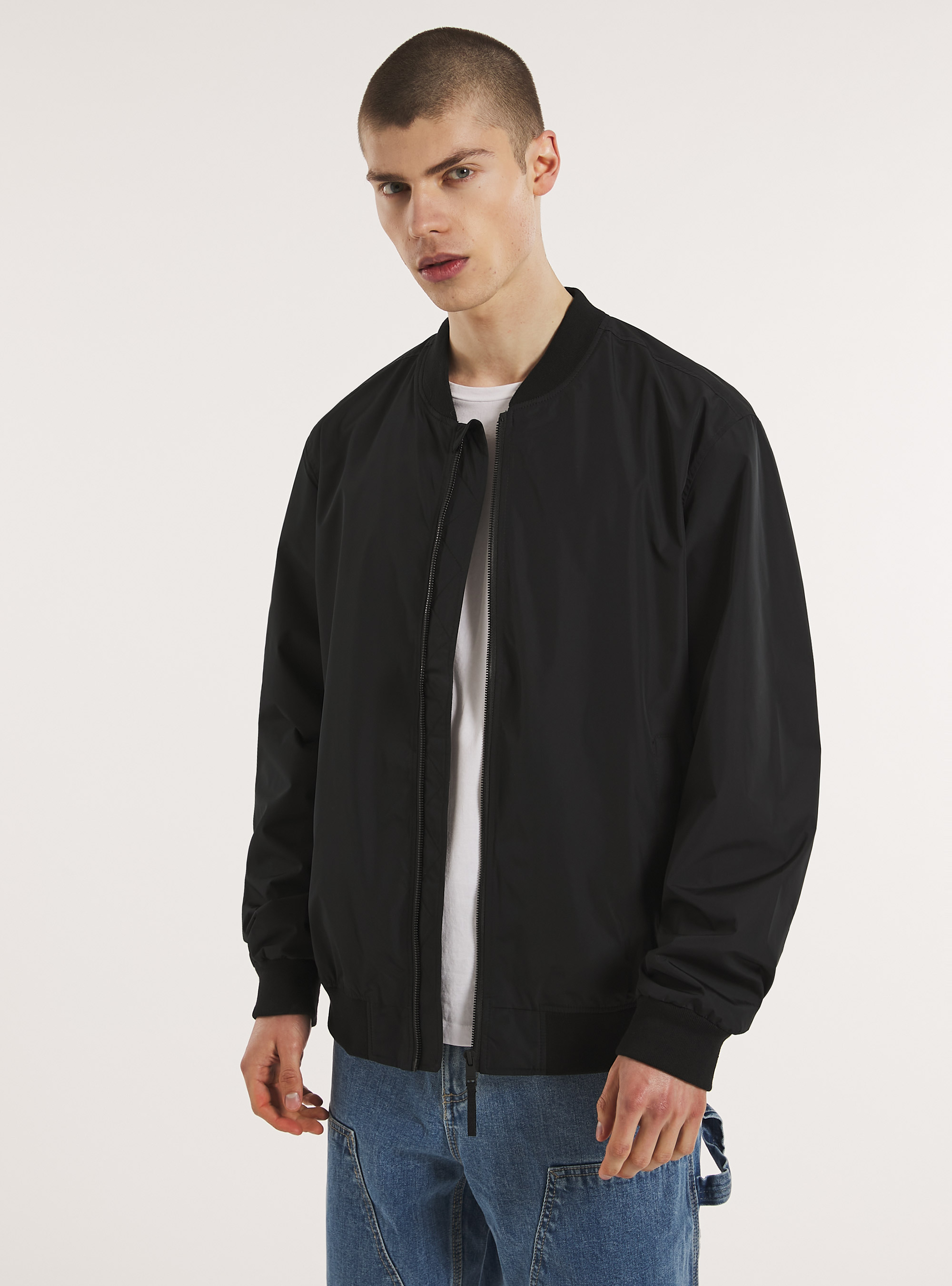 Winddichte Bomberjacke in normaler Passform, BK1 BLACK