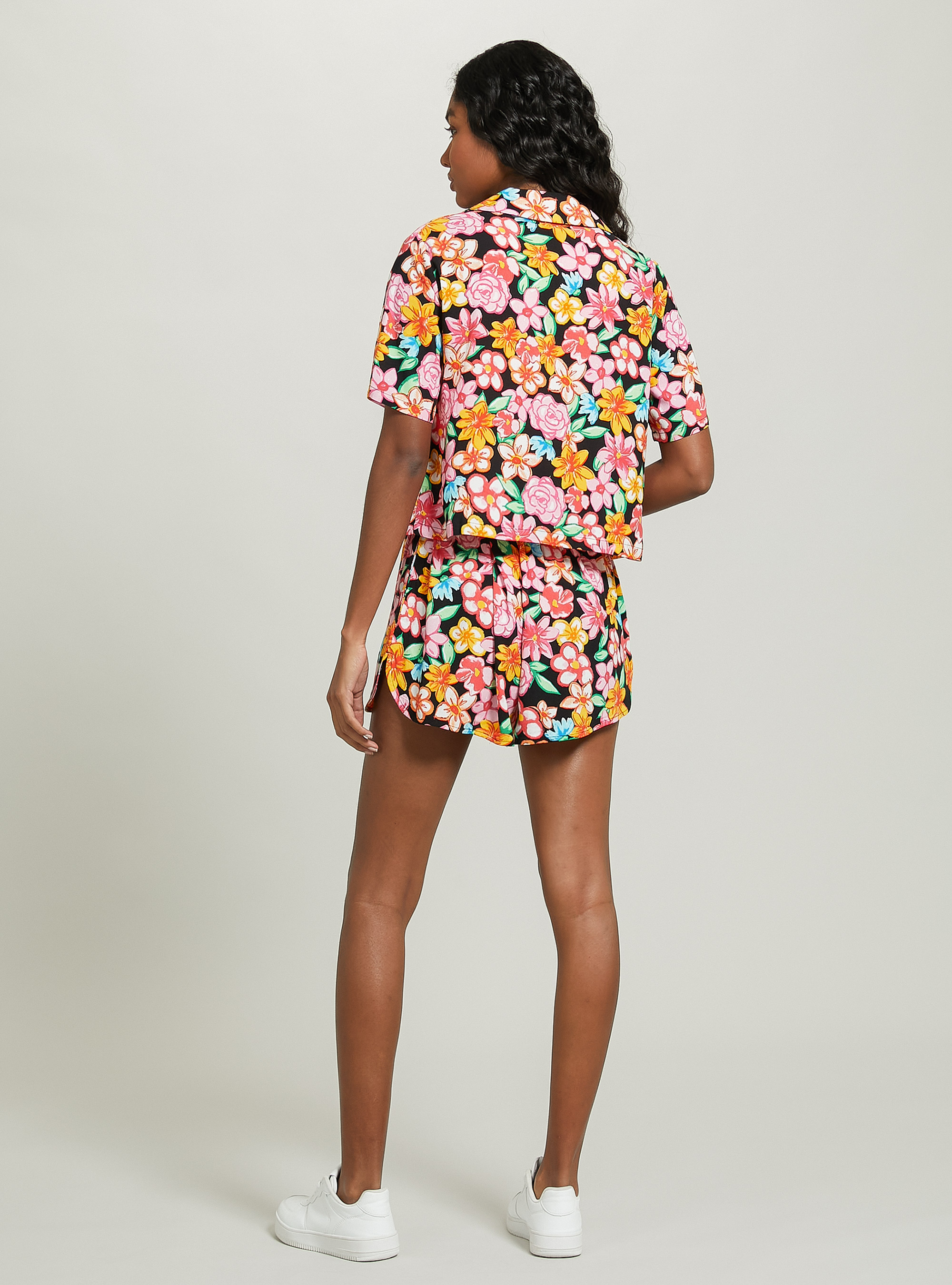 Shorts with floral print, BK1 BLACK