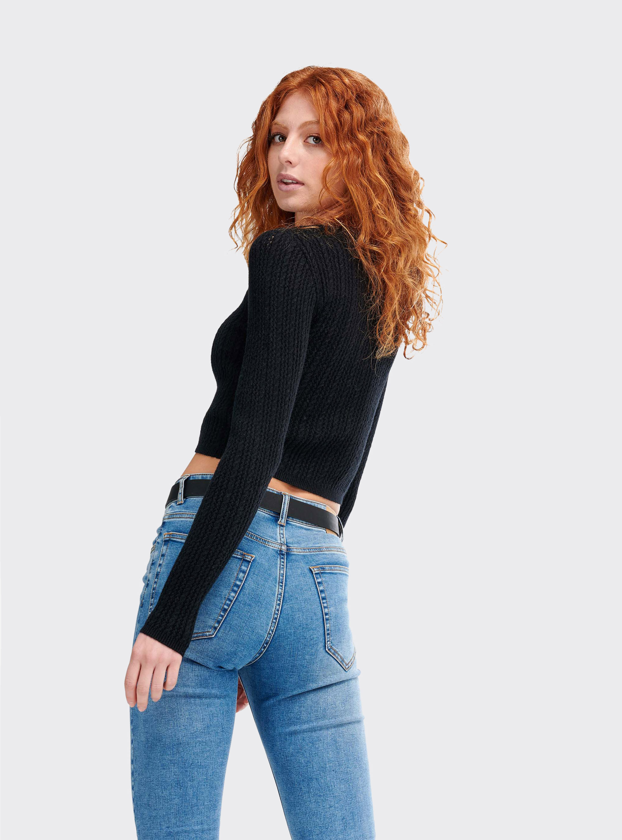 Pullover cropped con lavorazione a trecce piccole e stretch fit, NERO