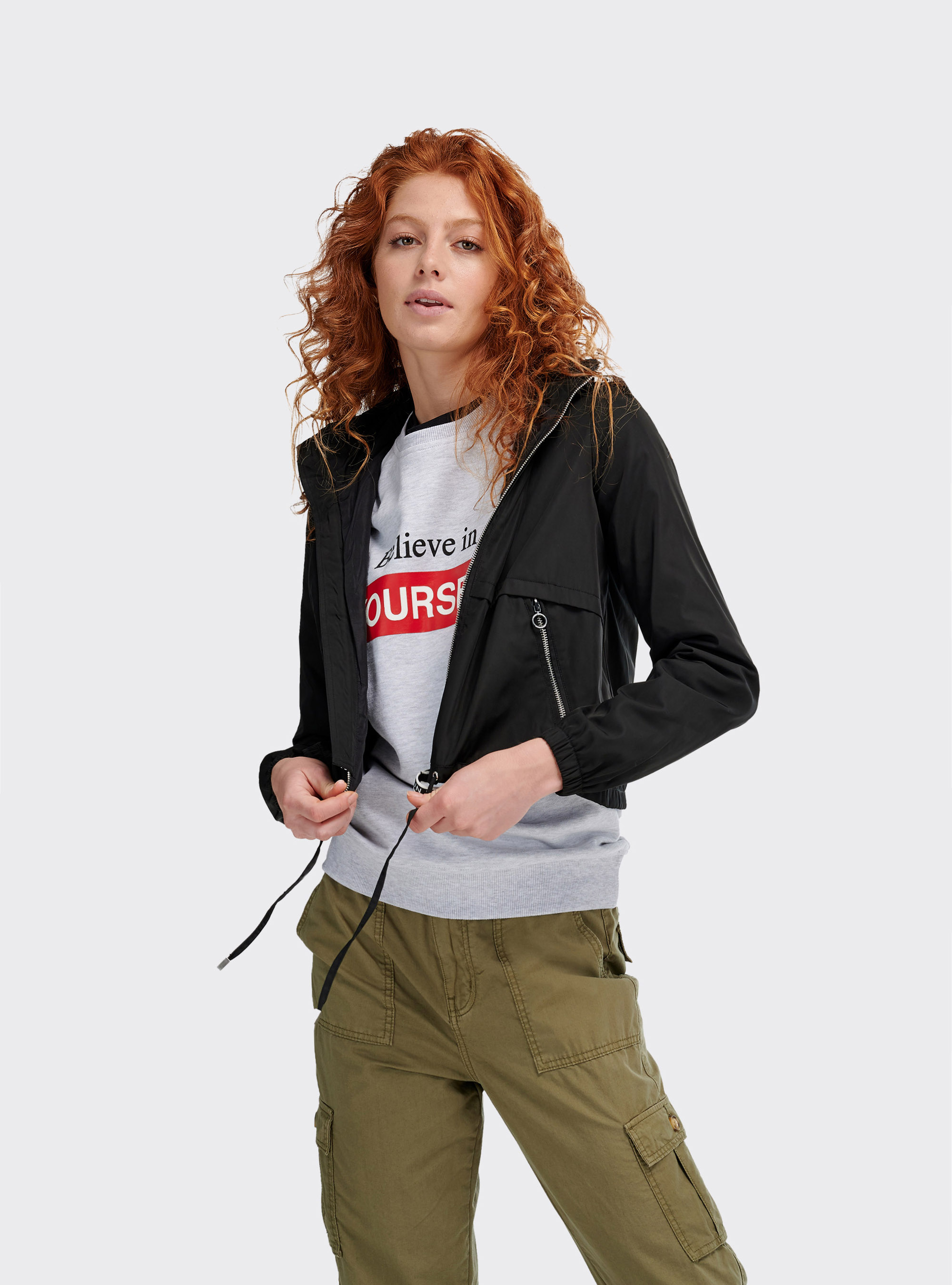 Parka courte avec capuche et fermeture &eacute;clair avec d&eacute;tail, C101 BLACK