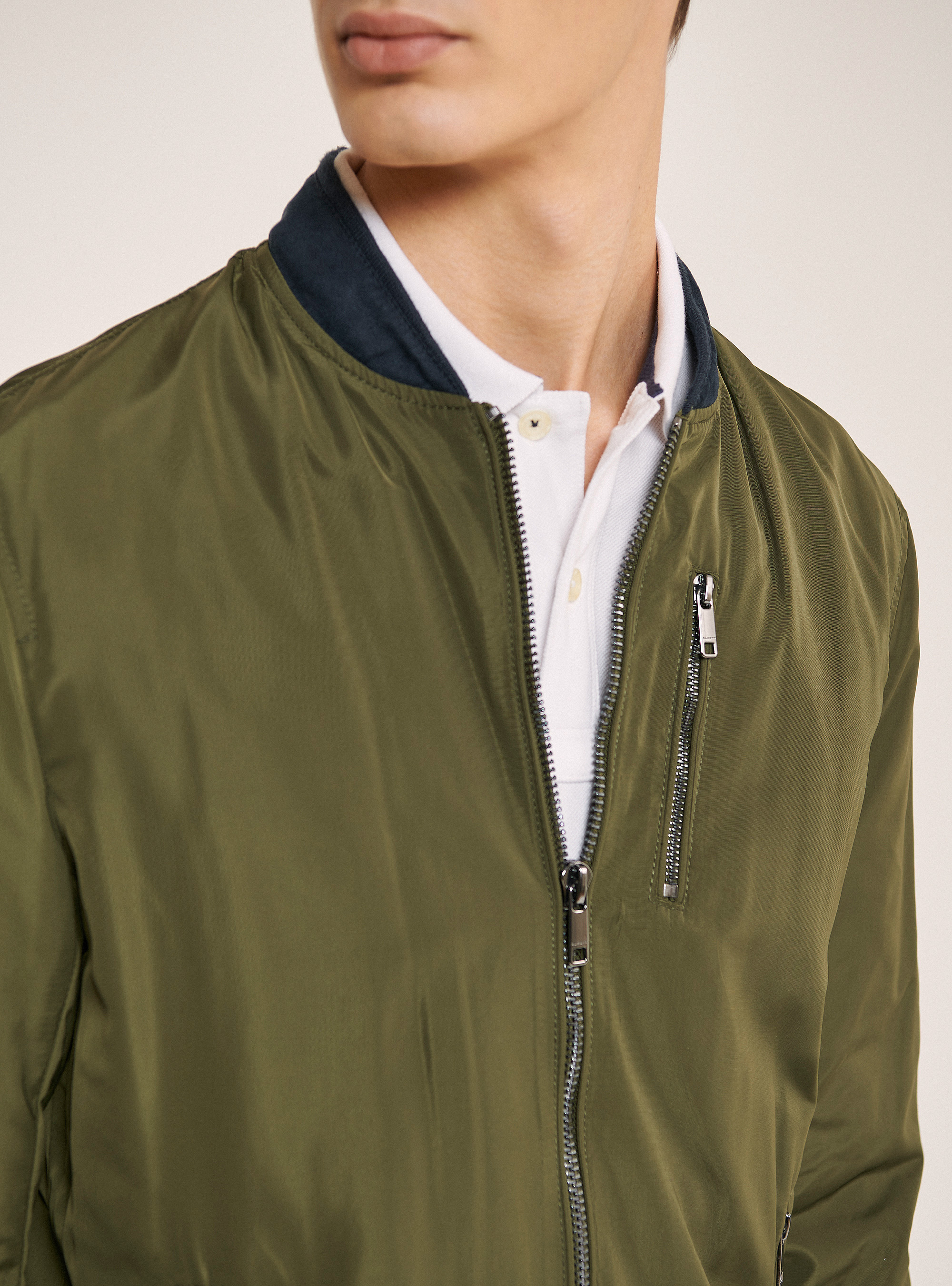 Einfarbige Jacke mit Zip, C6573 KAKY