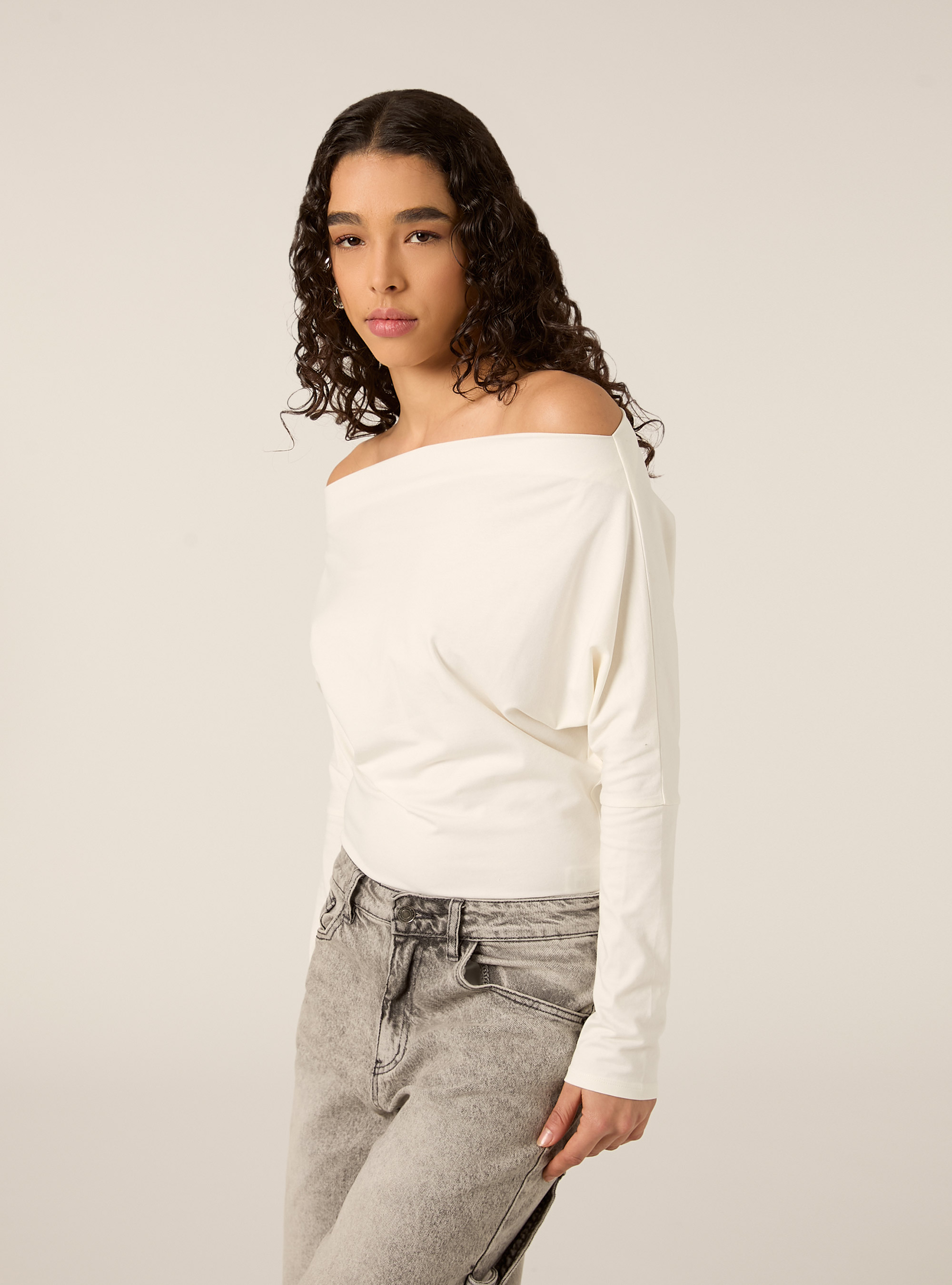 T-shirt a maniche lunghe asimmetrica, WH1 OFF WHITE