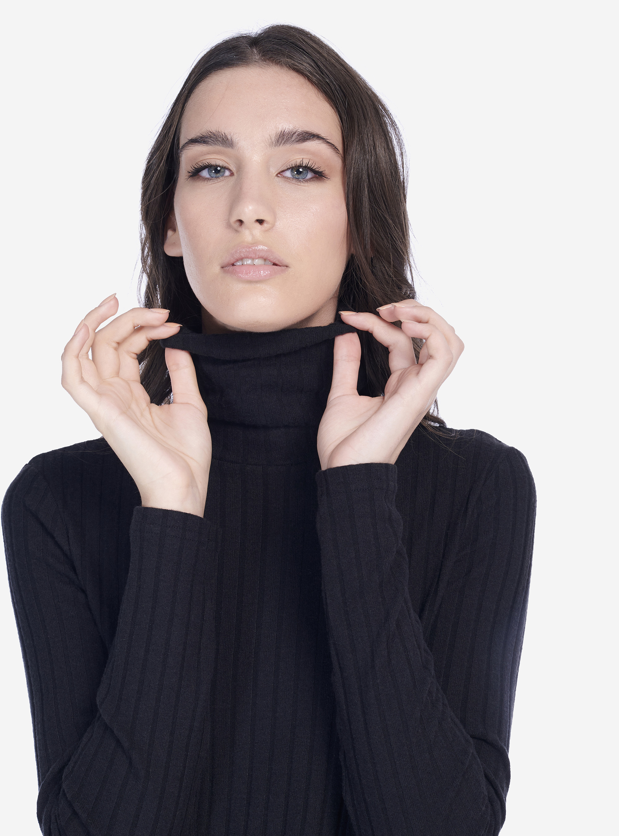 Kurzes Kleid mit geripptem Rollkragen, C101 BLACK