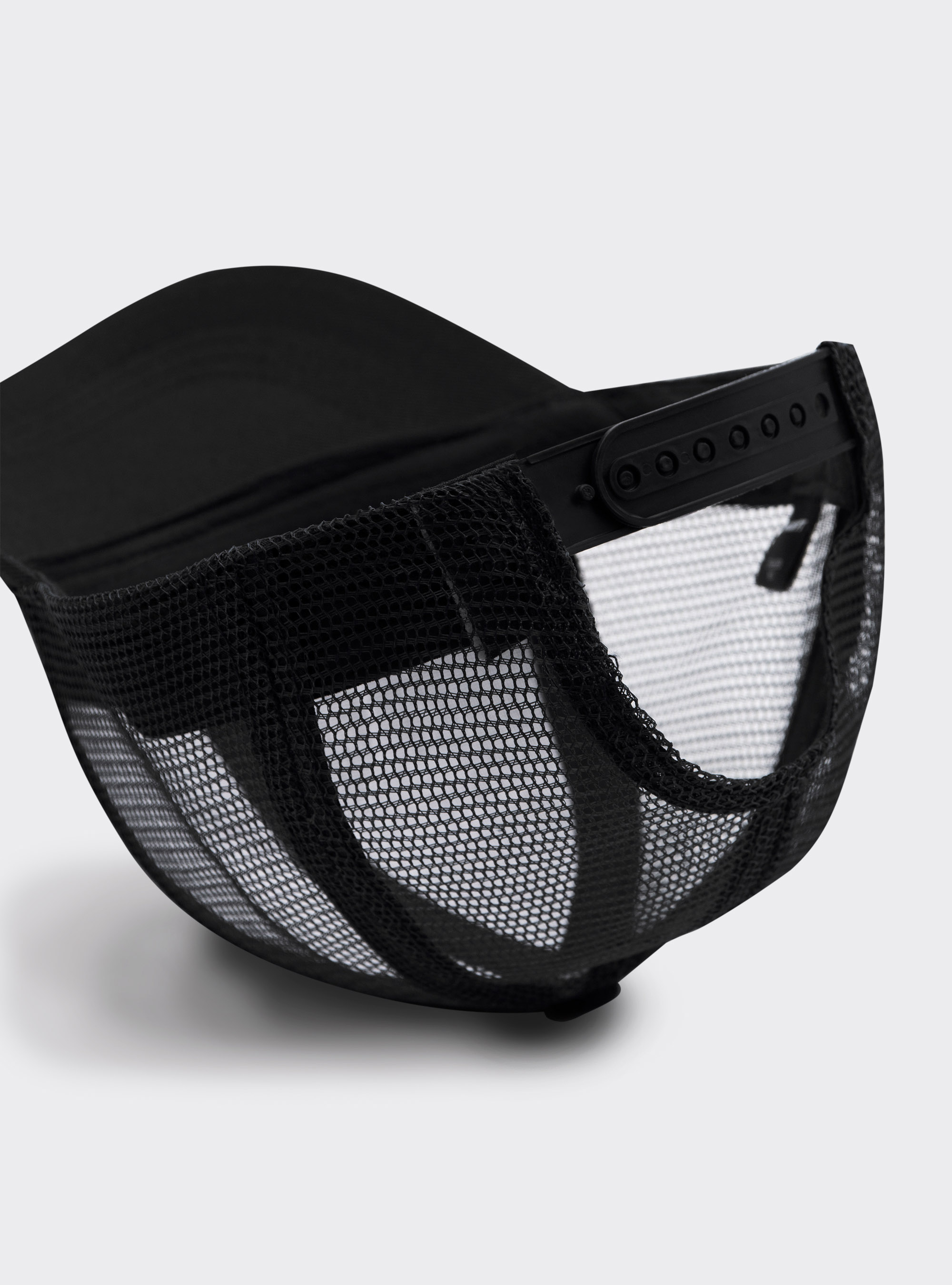 Chapeau avec visière et avec broderie, C101 BLACK