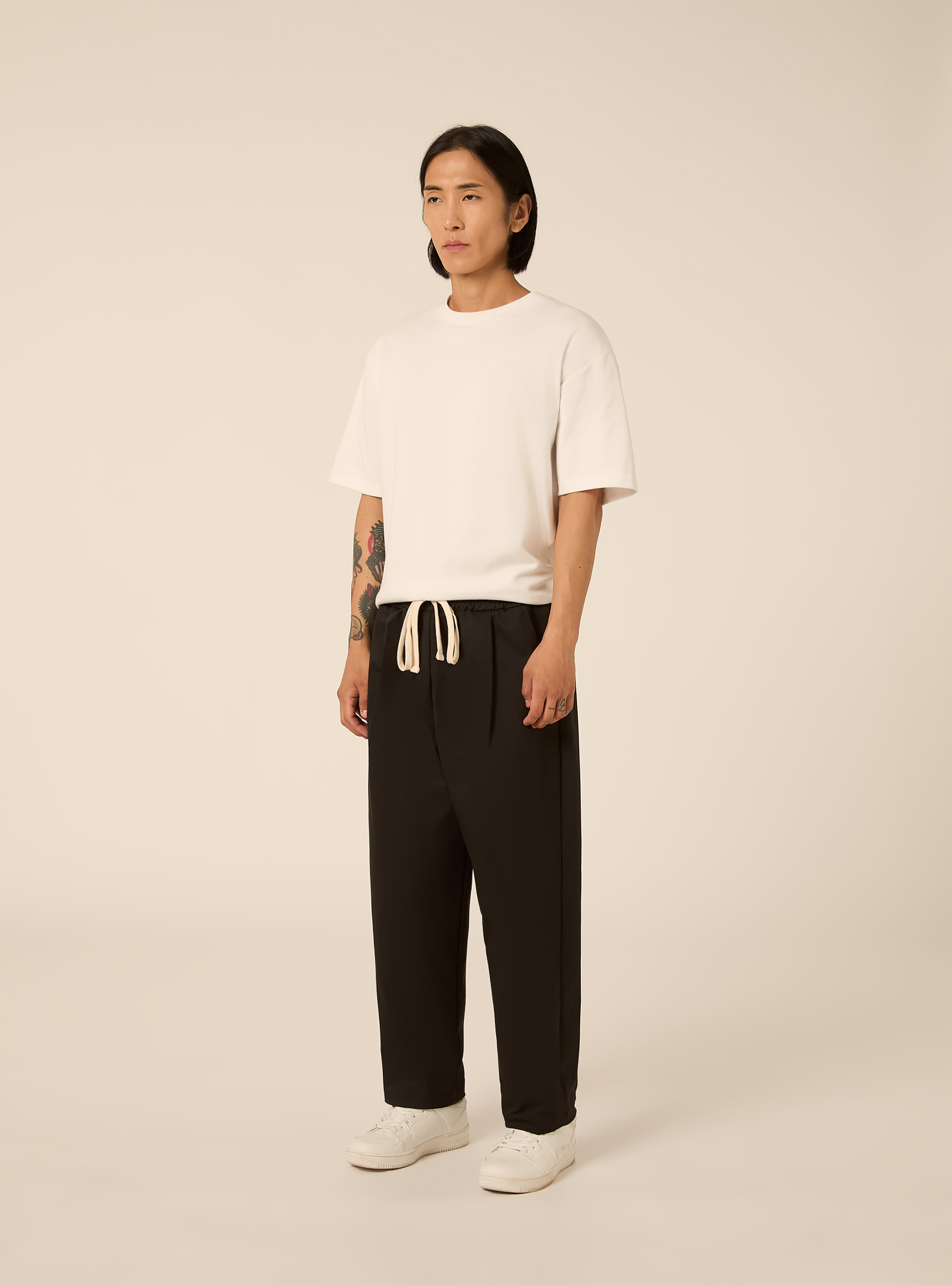 Pantaloni con coulisse in vita e pince, BK1 BLACK