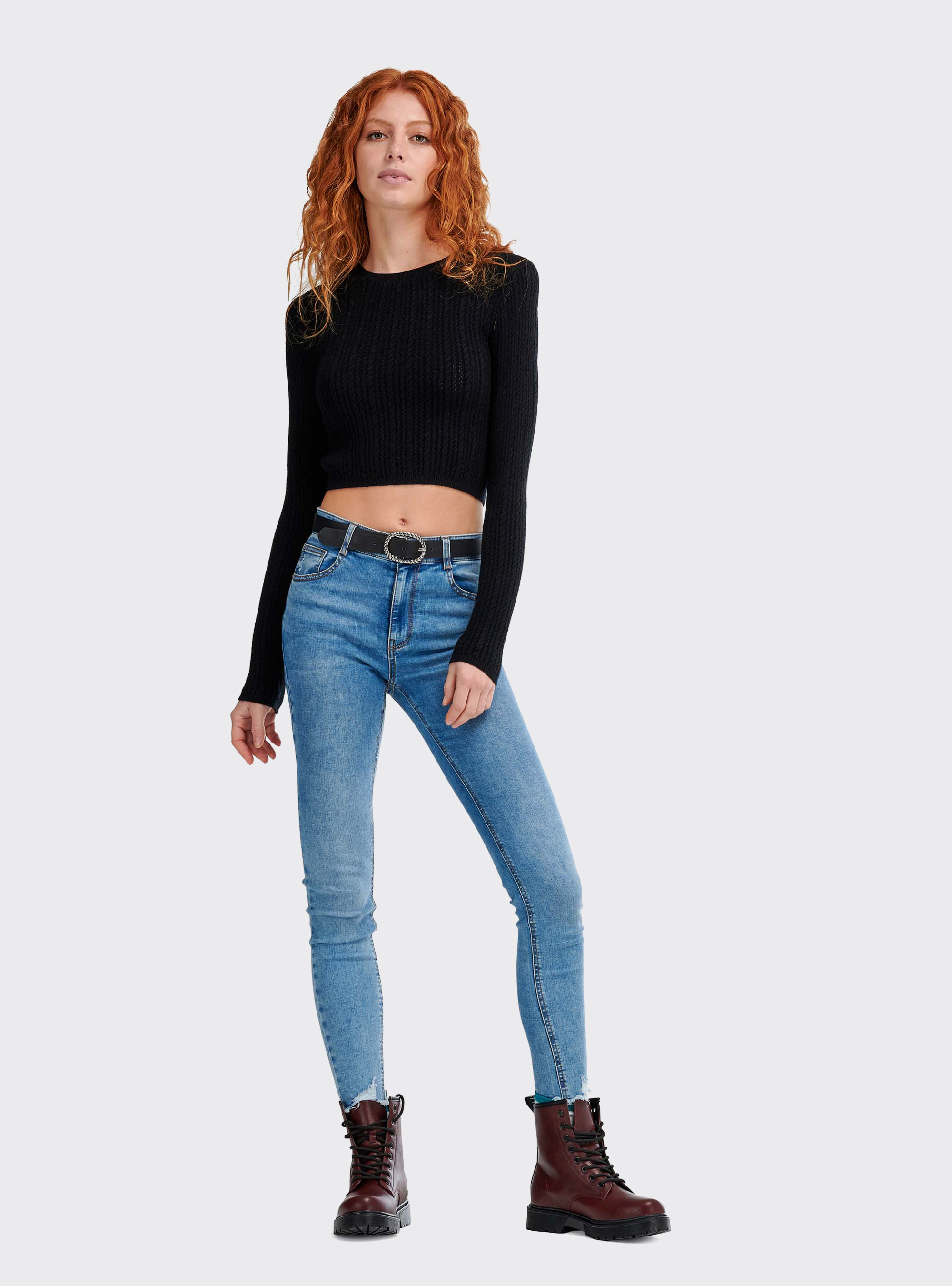 Pullover cropped con lavorazione a trecce piccole e stretch fit, NERO