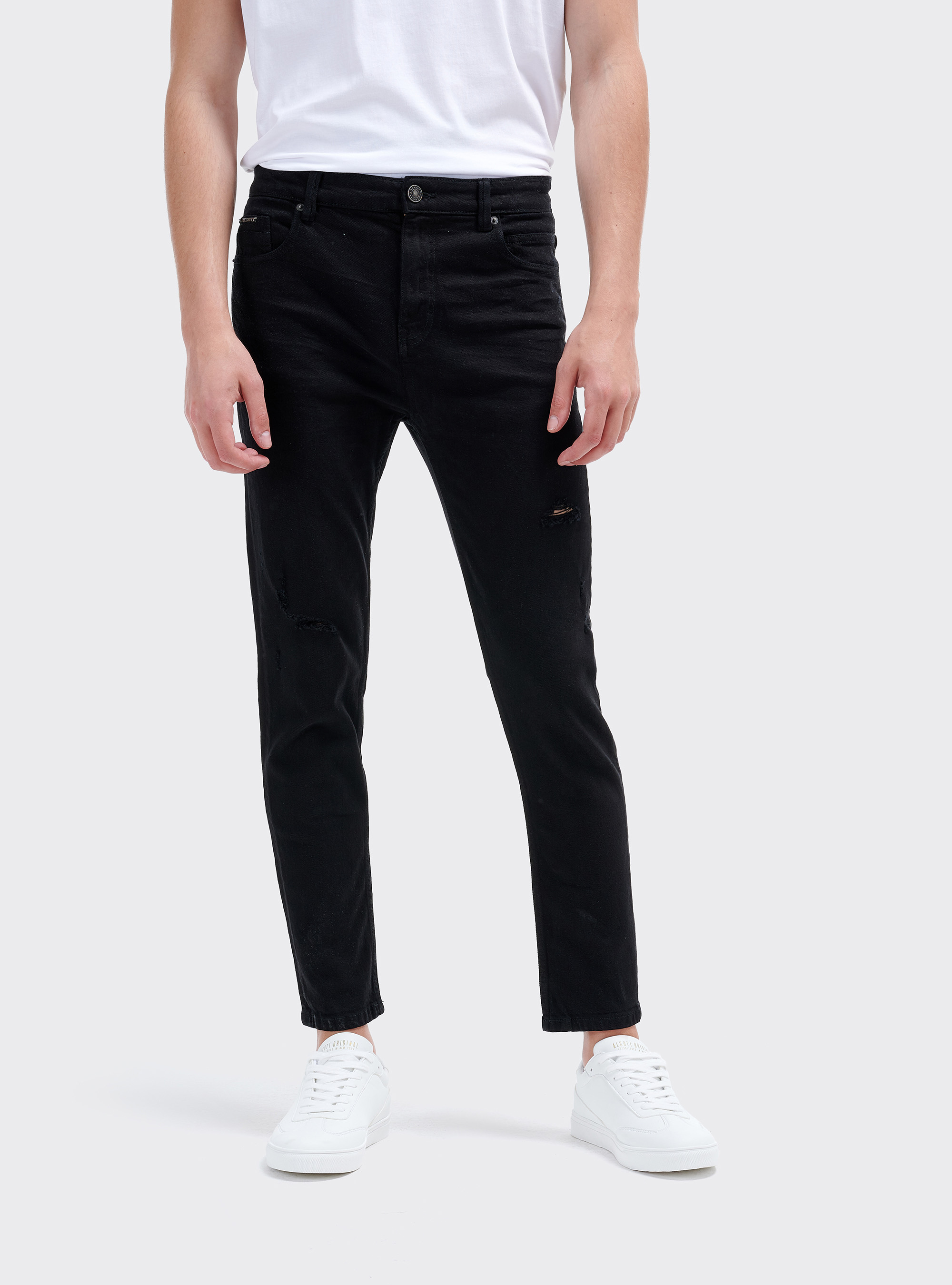 Pantaloni 5 tasche carrot fit con rotture, NERO