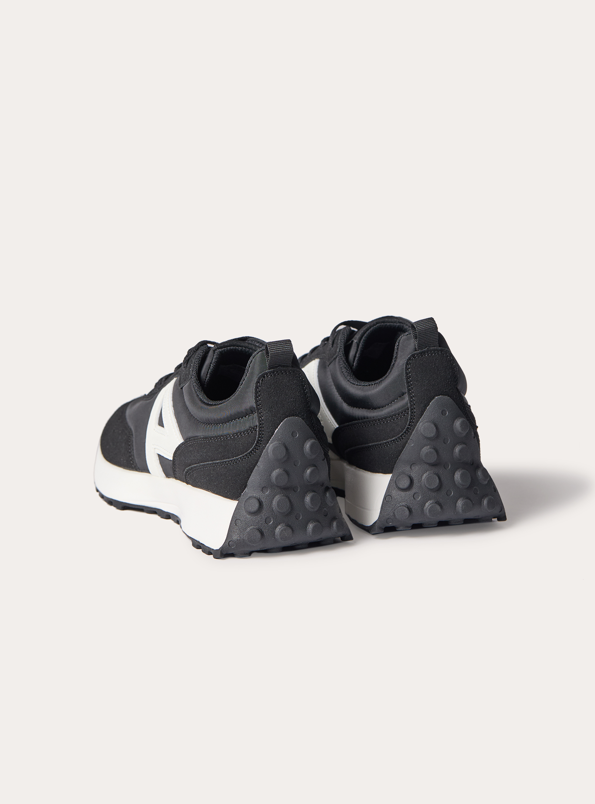 Contrasting logo sneakers, BK1 BLACK