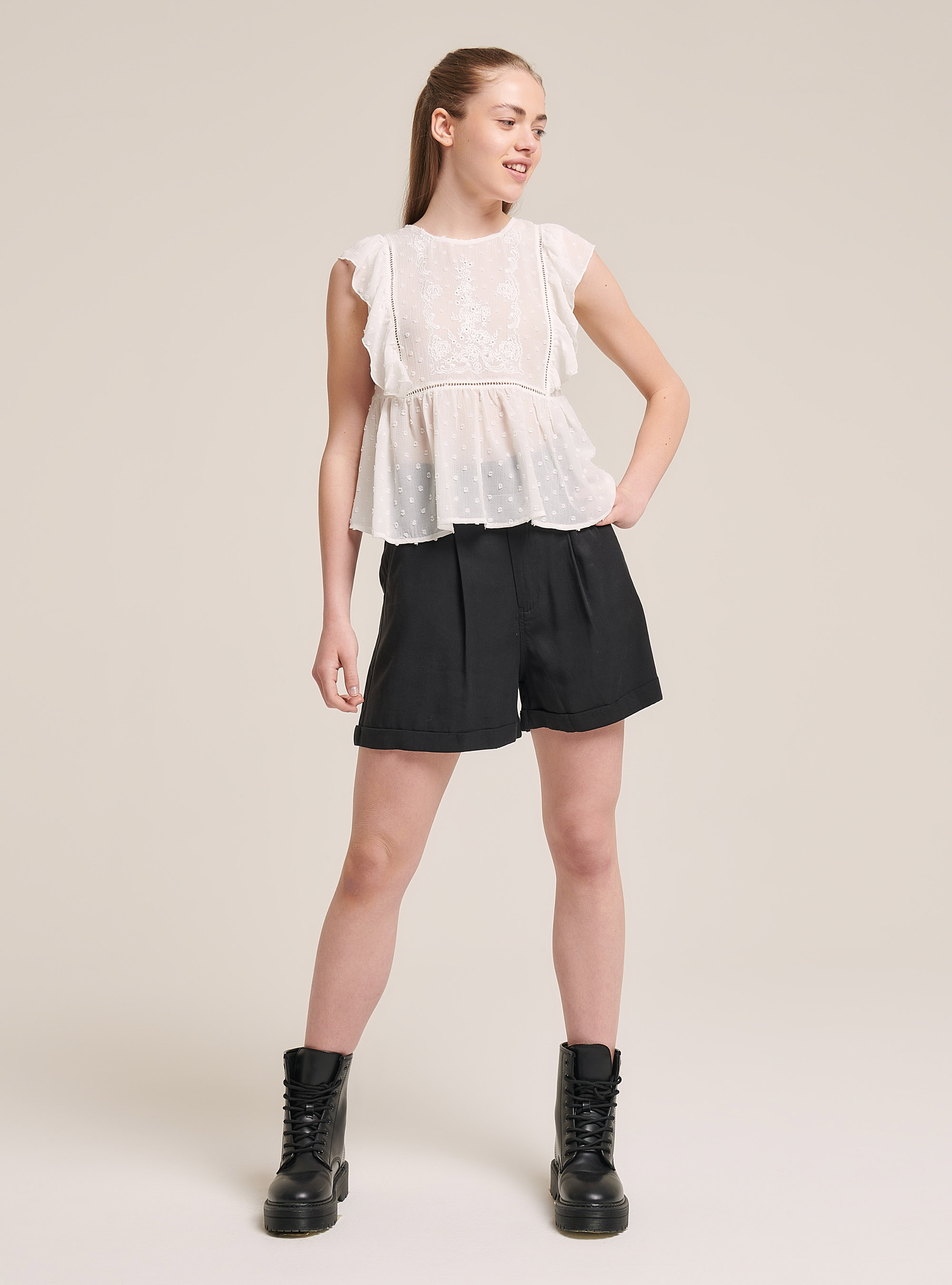Blusa con ricami e mini volant, BIANCO