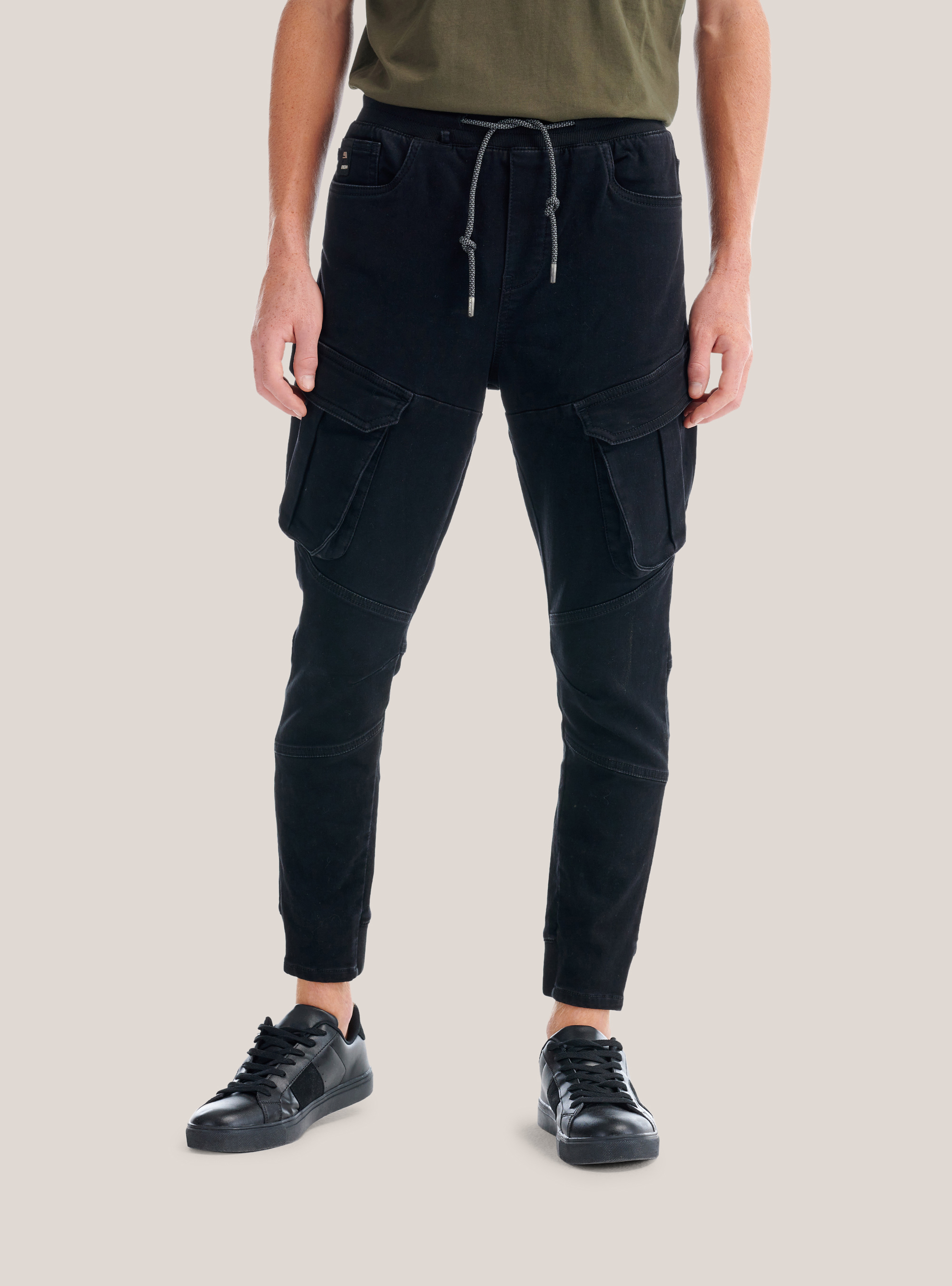 Jogger con coulisse y bolsillos, NEGRO