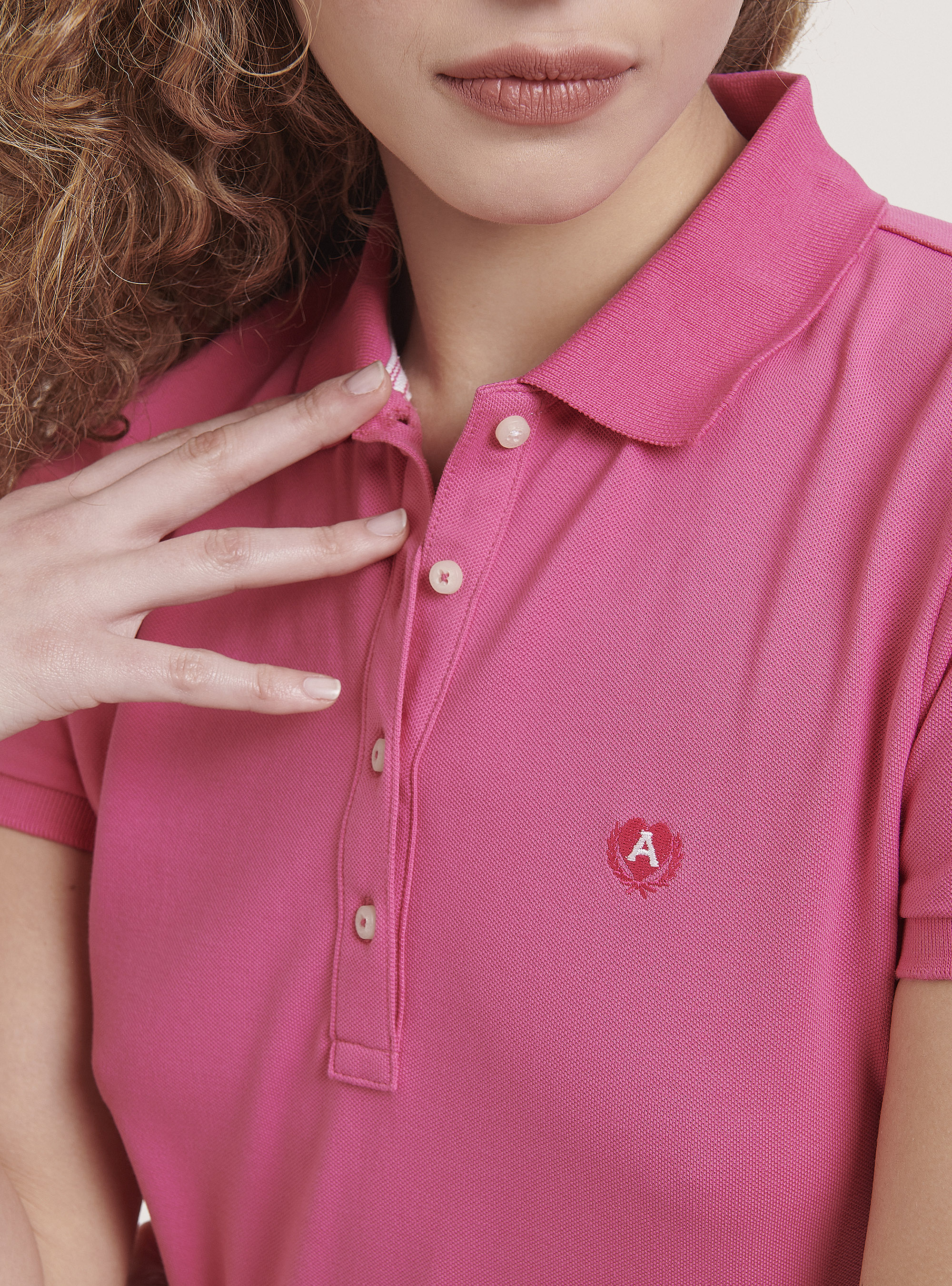 Polo en coton piqu&eacute; avec broderie, C4430 FUXIA