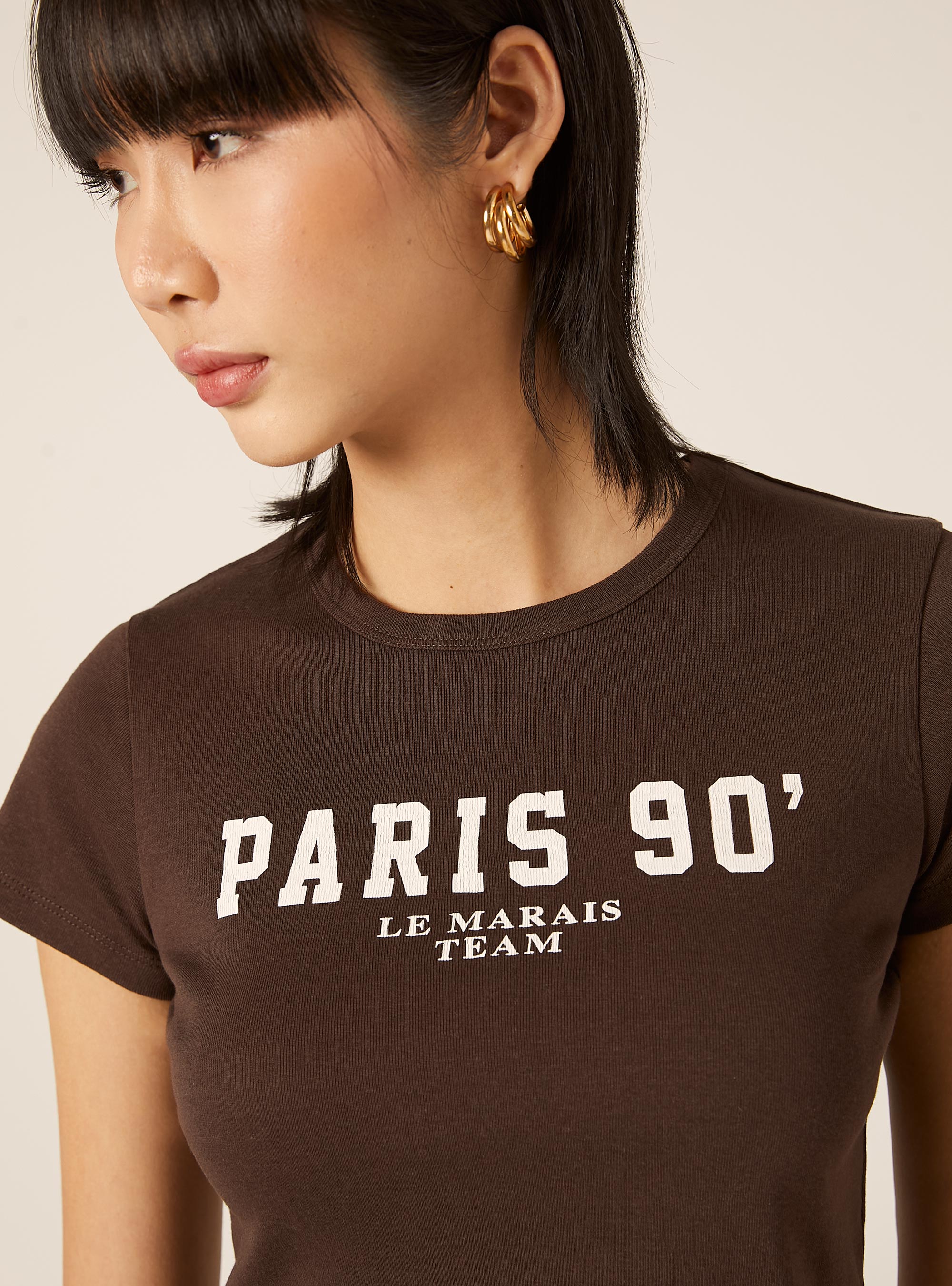 Kurz&auml;rmeliges Crop-T-Shirt mit College-Grafik-Print, BR1 BROWN DARK