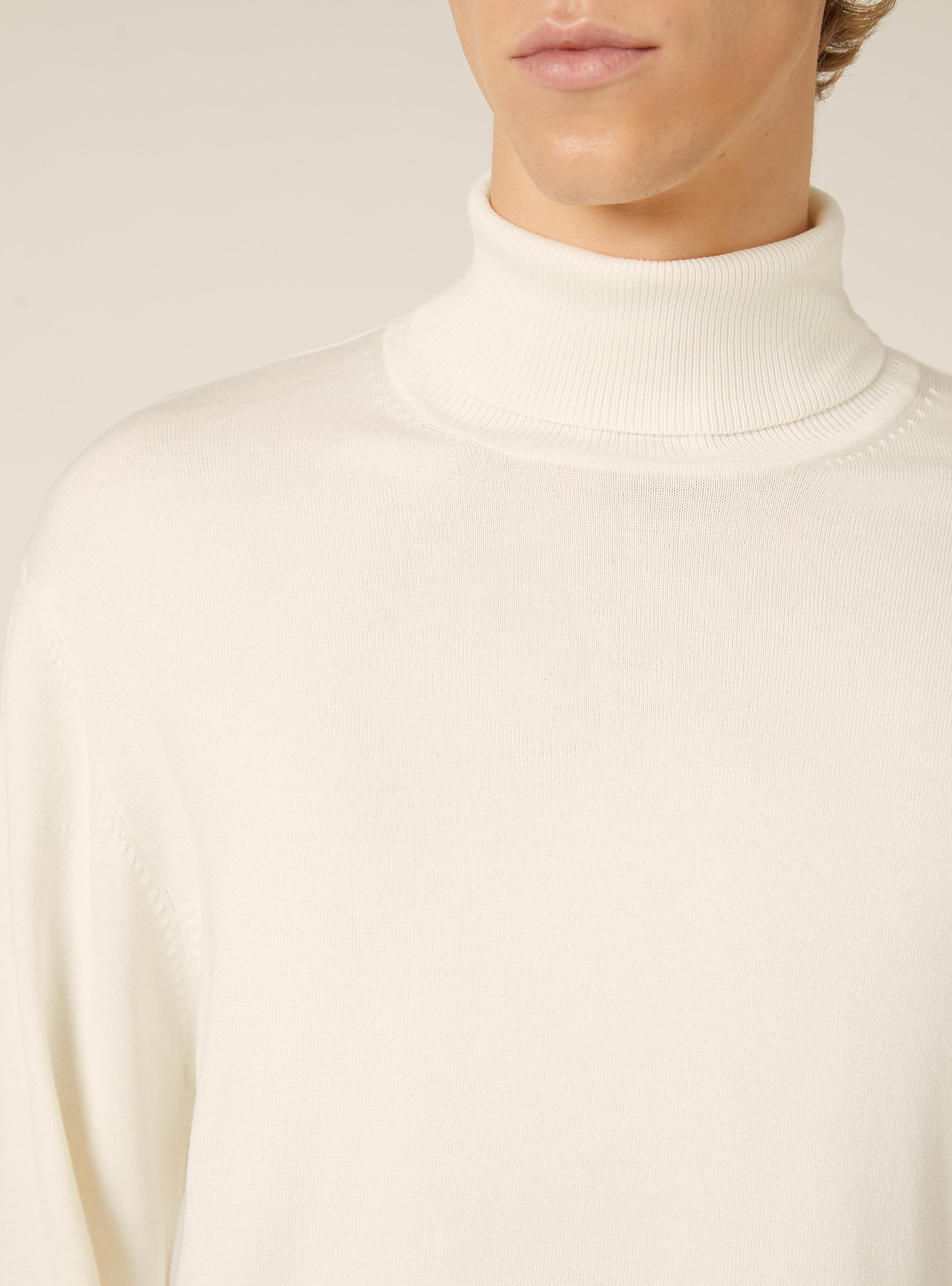 Jersey de cuello alto en viscosa suave, WH2 WHITE