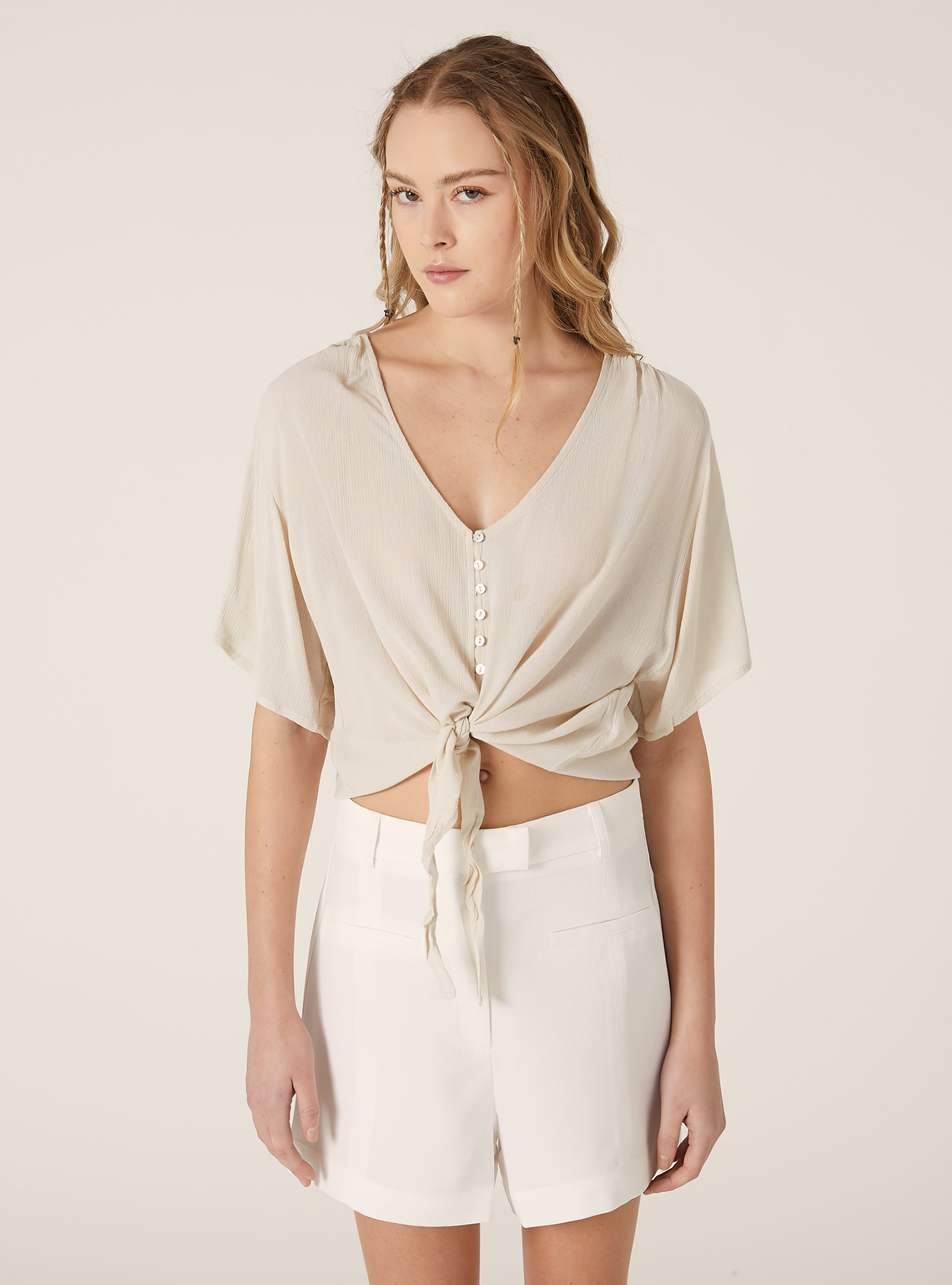 Camisa de color liso con cuello de pico y nudo en la cintura, BG3 BEIGE LIGHT