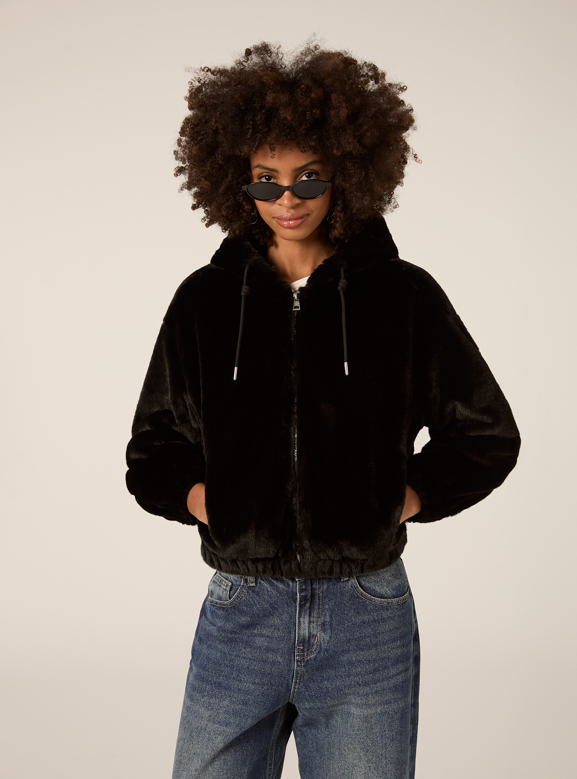 Giubbotto con cappuccio in pelliccia sintetica, BK1 BLACK