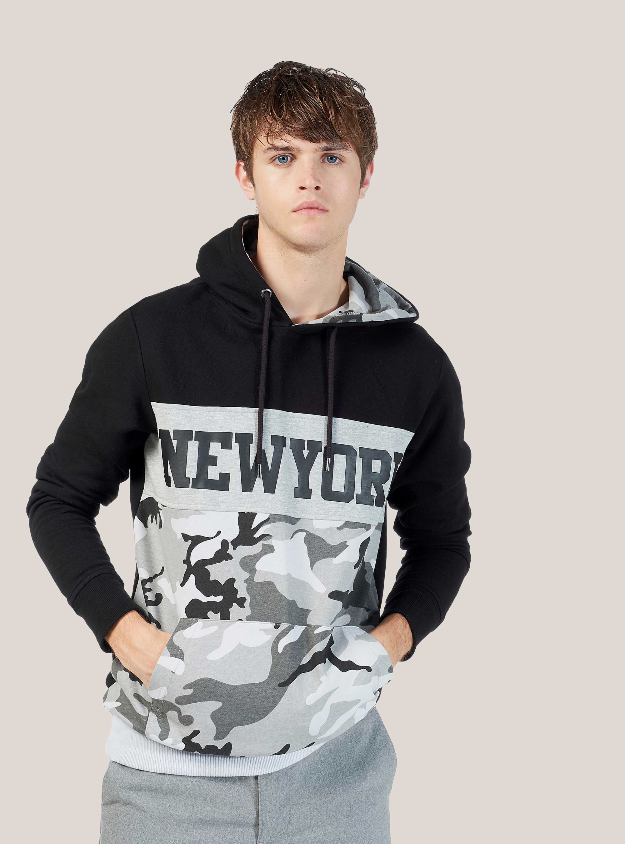 SUDADERA CON ESTAMPADO DE CAMUFLAJE, NEGRO