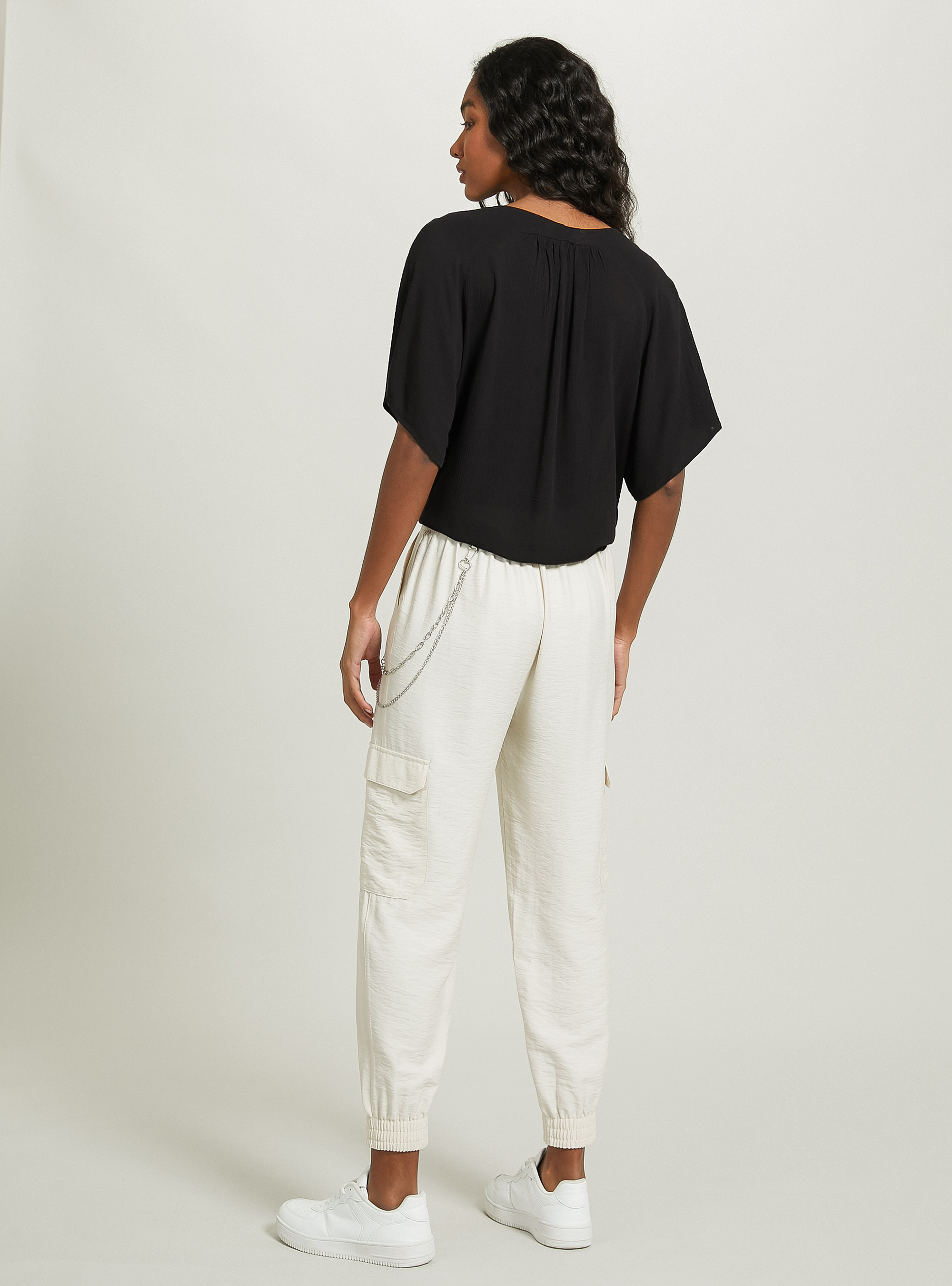 Camisa lisa con cuello de pico y nudo en la cintura, BK1 BLACK