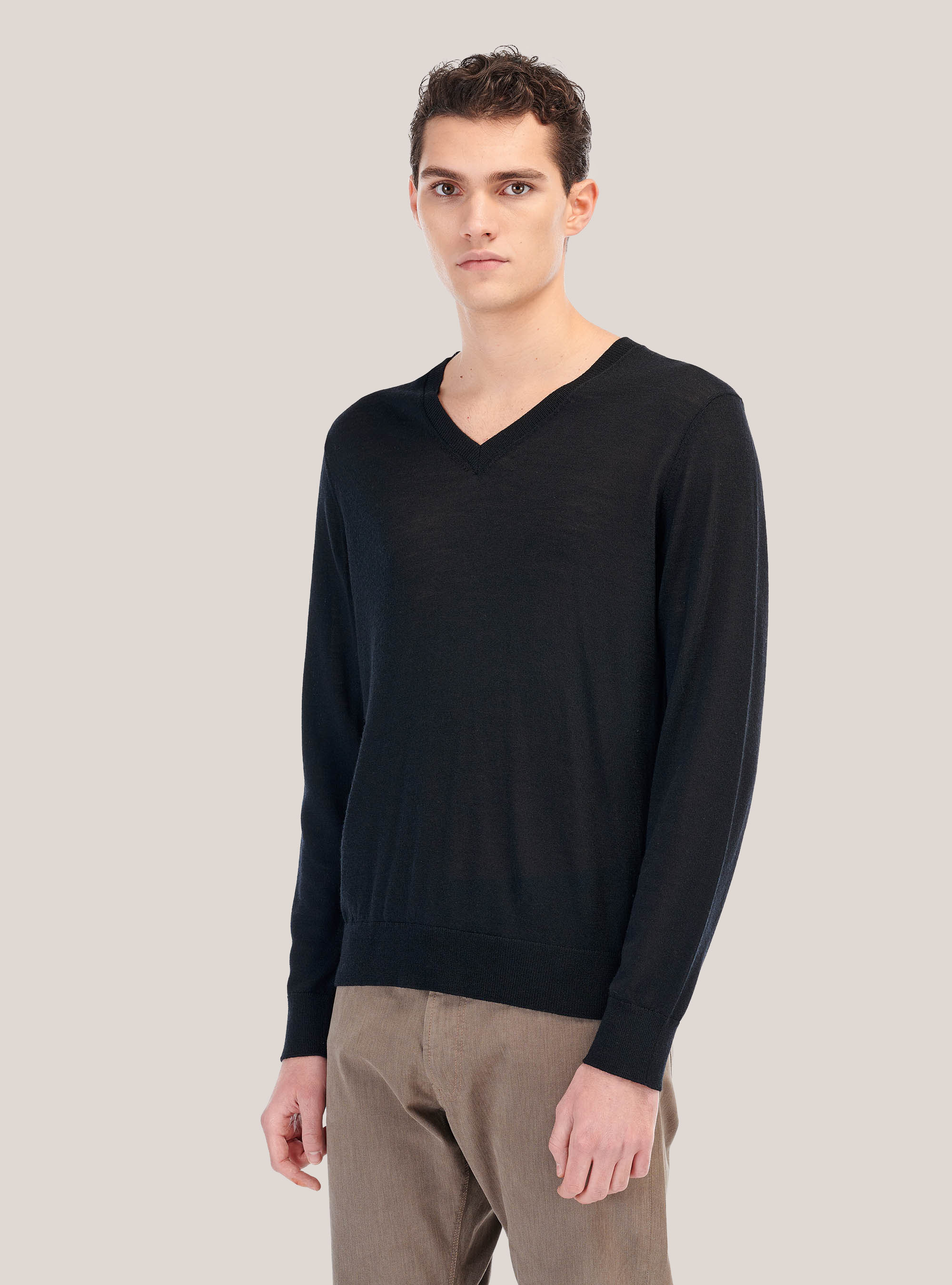 Pullover con scollo a v in lana merinos, NERO