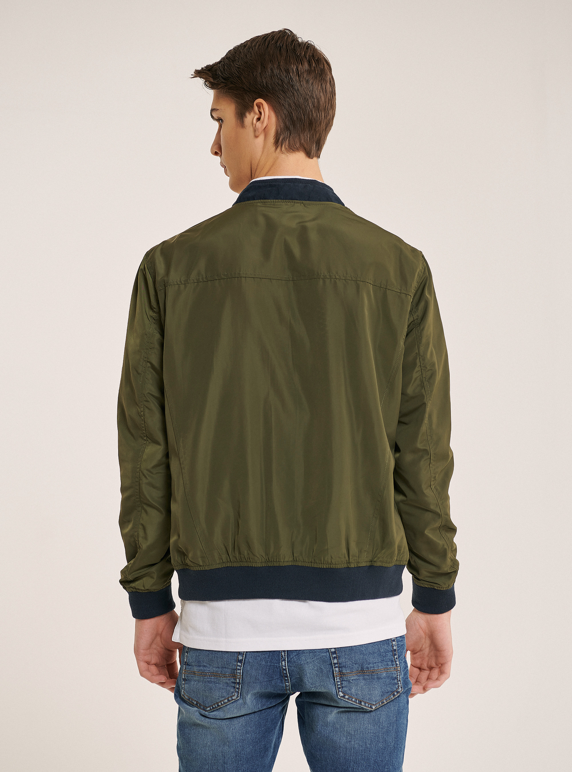 Einfarbige Jacke mit Zip, C6573 KAKY