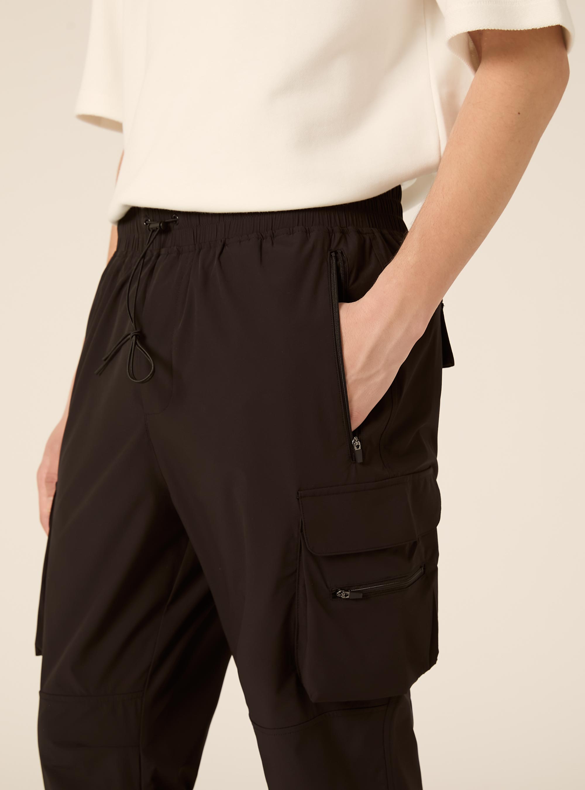 Pantaloni in tessuto tecnico  con tasconi, BK1 BLACK
